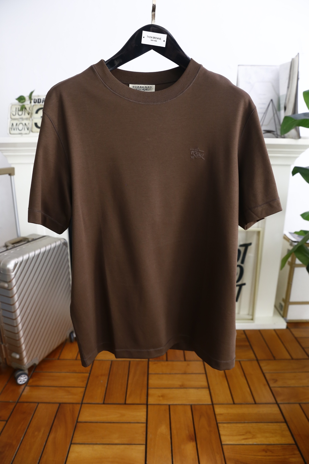 🔥巴宝丽/Burbe*ry.
爆单经典款回货🔥夏季男士圆领短袖🍃经典圆领设计！胸前品牌战马LOGO标识标