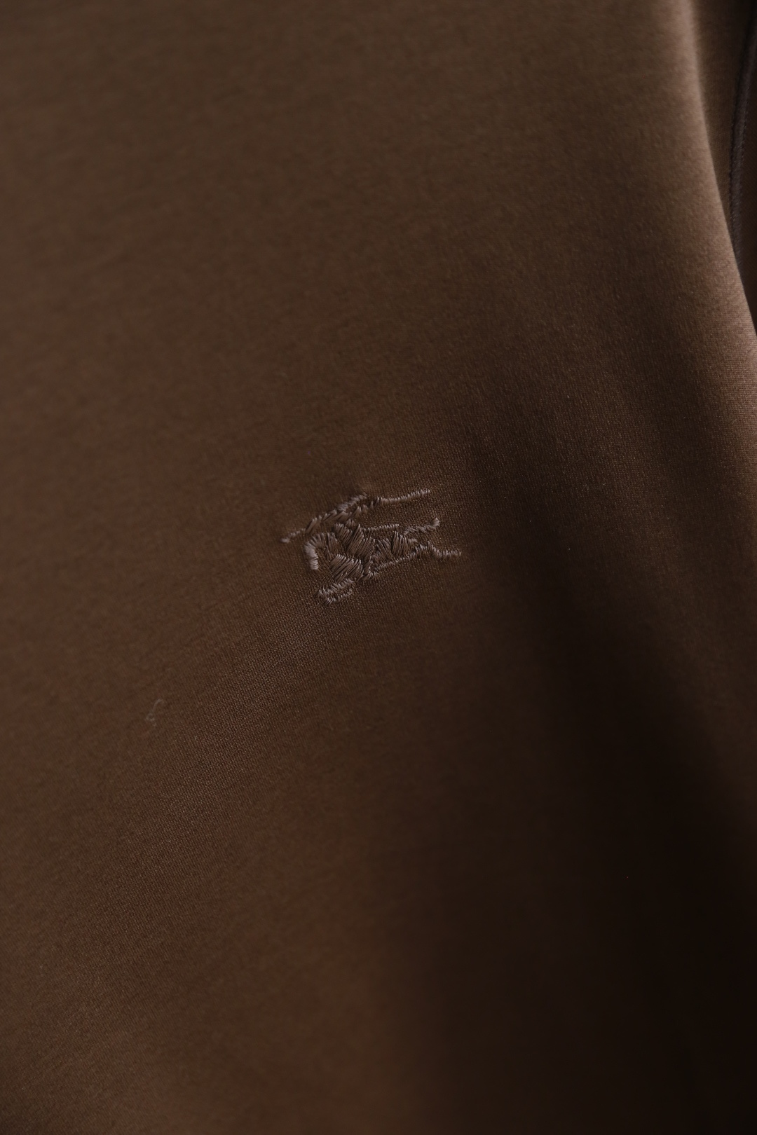 🔥巴宝丽/Burbe*ry.
爆单经典款回货🔥夏季男士圆领短袖🍃经典圆领设计！胸前品牌战马LOGO标识标