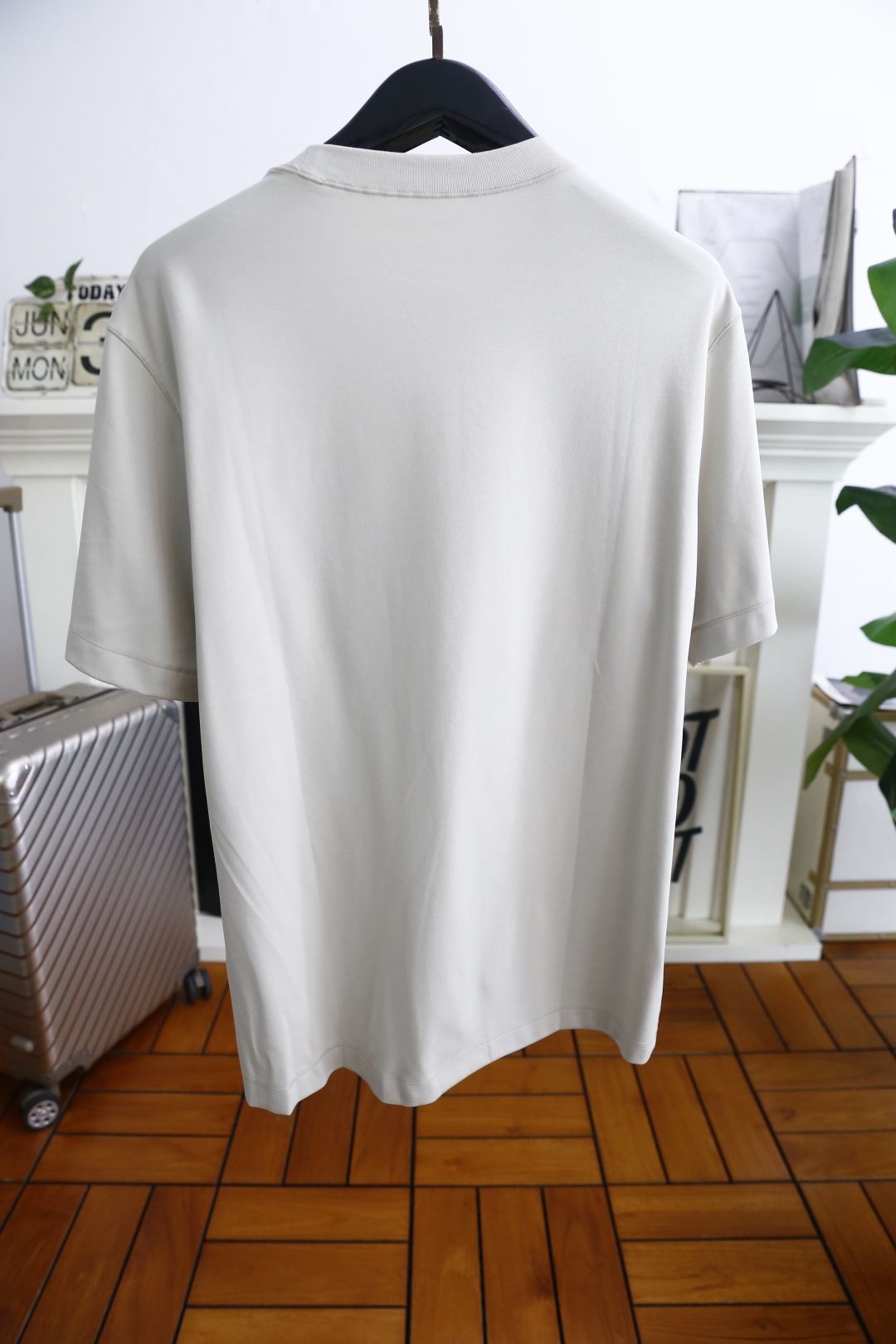 🔥巴宝丽/Burbe*ry.
爆单经典款回货🔥夏季男士圆领短袖🍃经典圆领设计！胸前品牌战马LOGO标识标