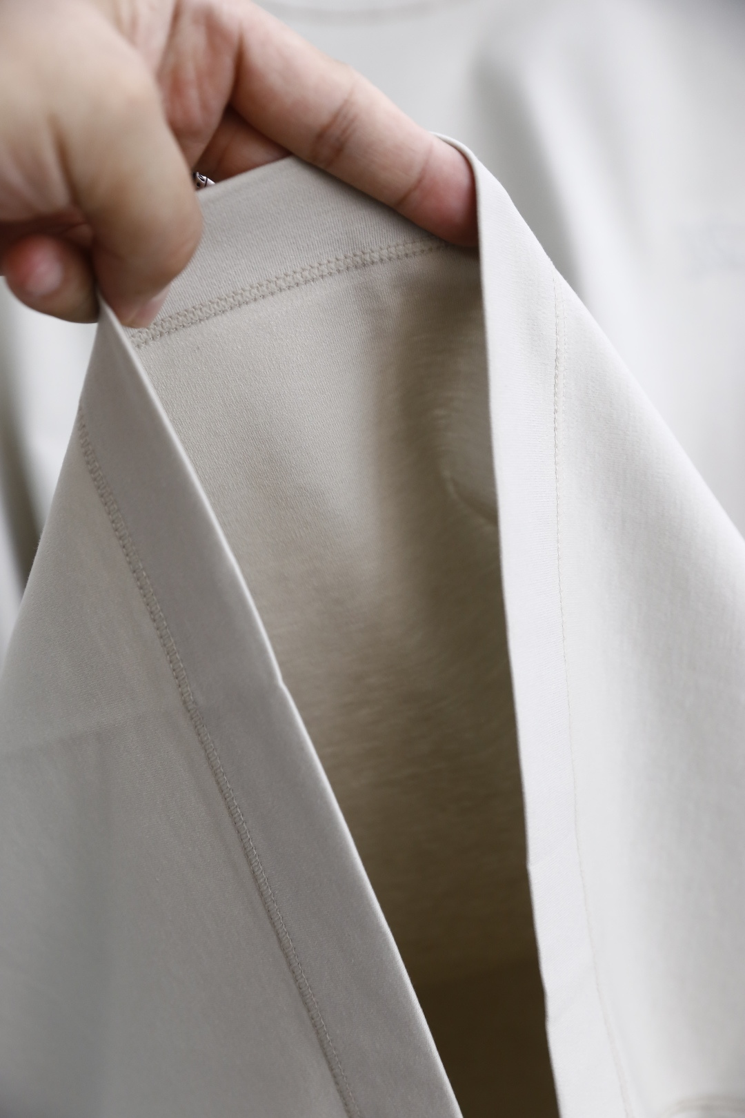 🔥巴宝丽/Burbe*ry.
爆单经典款回货🔥夏季男士圆领短袖🍃经典圆领设计！胸前品牌战马LOGO标识标