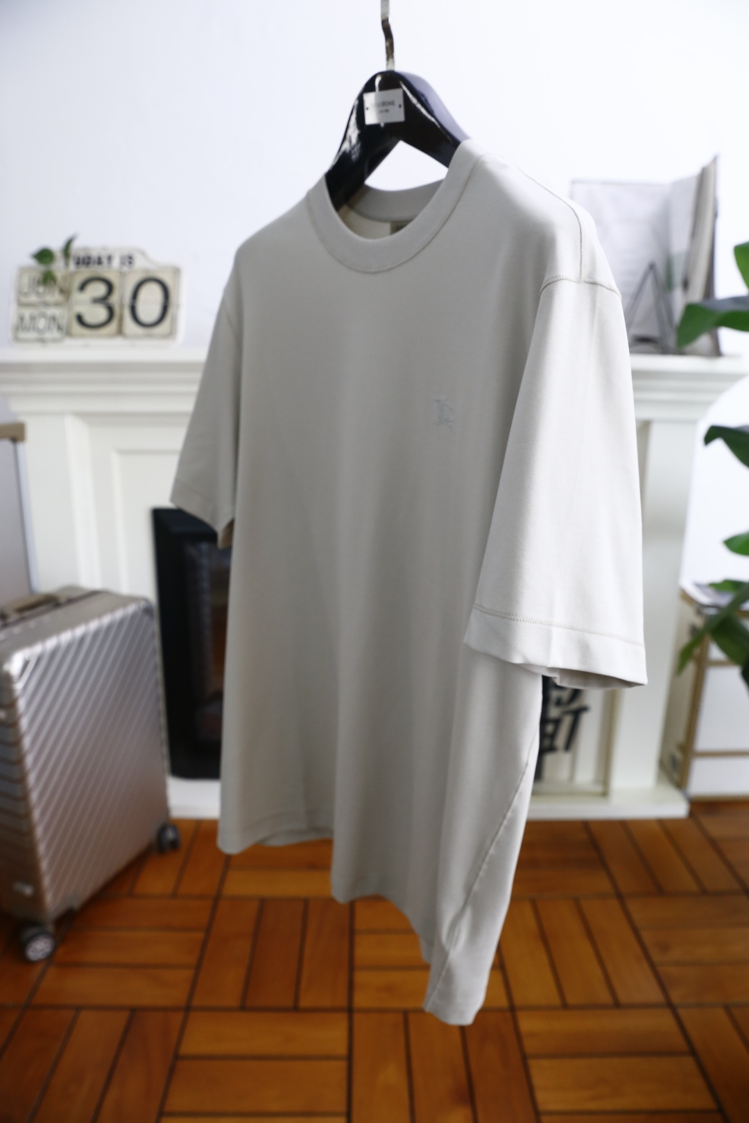 🔥巴宝丽/Burbe*ry.
爆单经典款回货🔥夏季男士圆领短袖🍃经典圆领设计！胸前品牌战马LOGO标识标