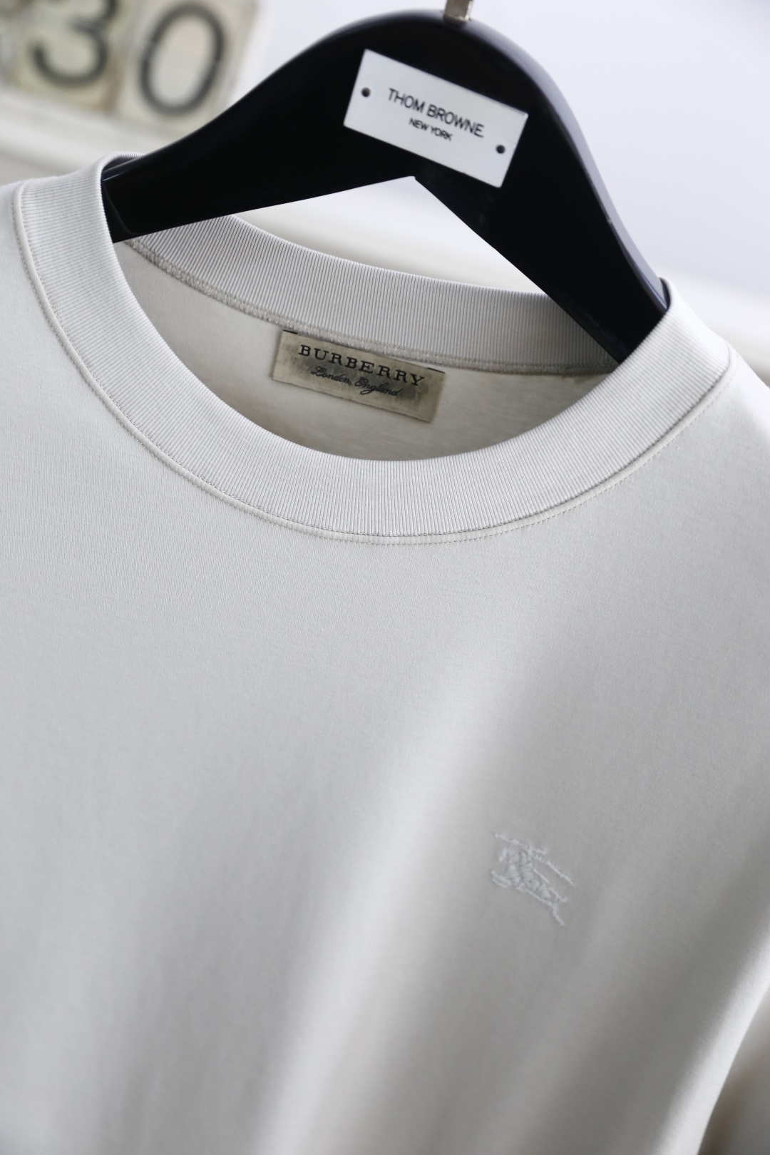 🔥巴宝丽/Burbe*ry.
爆单经典款回货🔥夏季男士圆领短袖🍃经典圆领设计！胸前品牌战马LOGO标识标