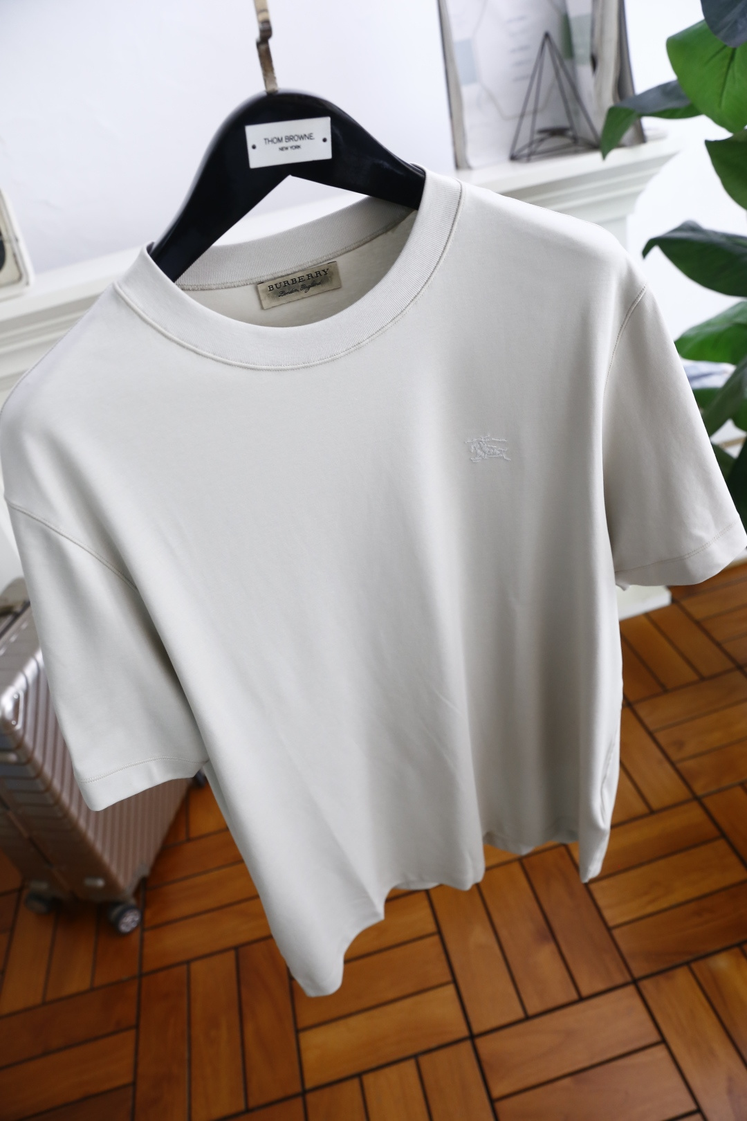 🔥巴宝丽/Burbe*ry.
爆单经典款回货🔥夏季男士圆领短袖🍃经典圆领设计！胸前品牌战马LOGO标识标