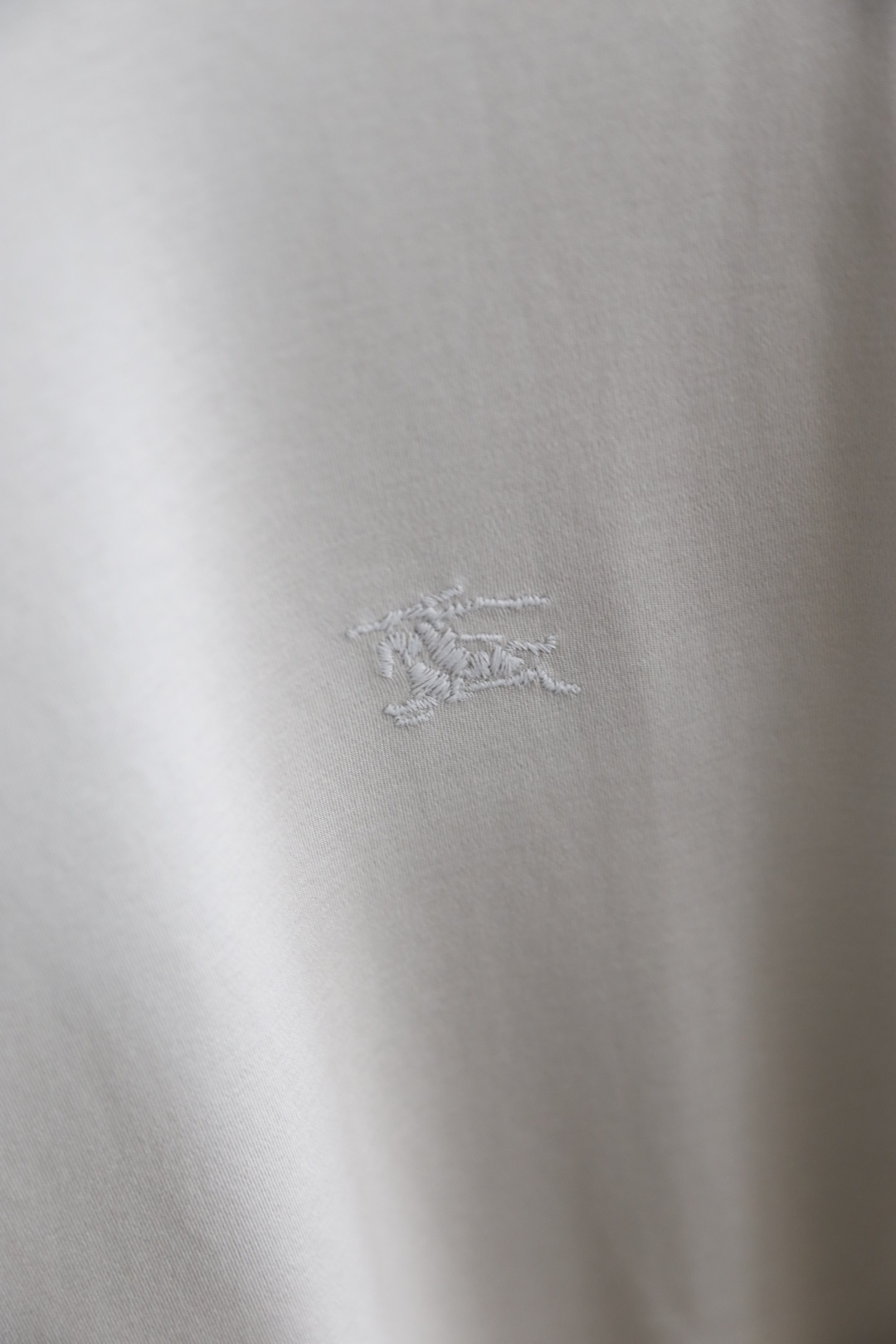 🔥巴宝丽/Burbe*ry.
爆单经典款回货🔥夏季男士圆领短袖🍃经典圆领设计！胸前品牌战马LOGO标识标