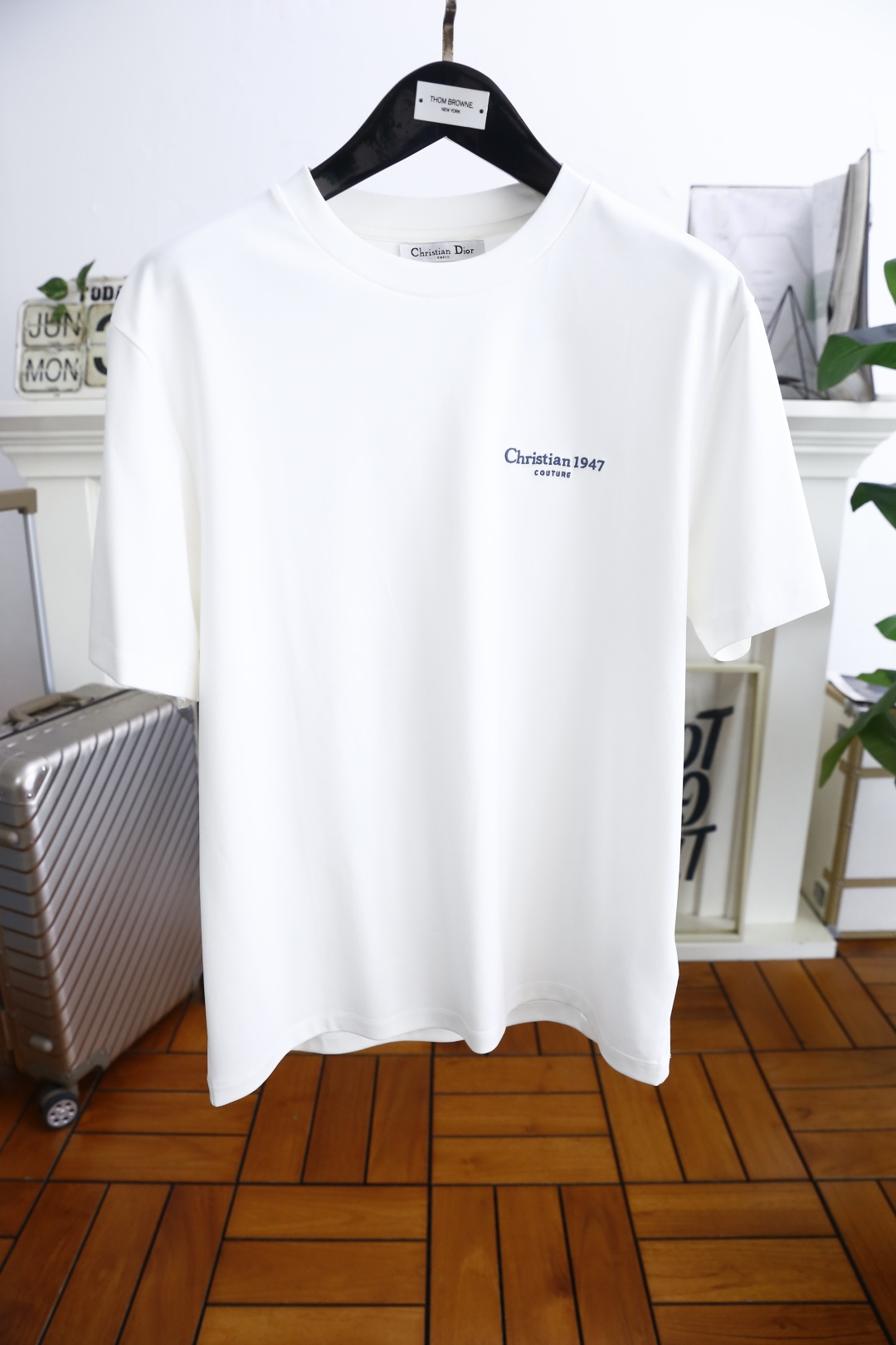 NO:513729,Dior/Christian D*or. The last batch of popular short-sleeved products. The luxurious brand LOGO logo on the chest of men in summer can be seen by the youthful and fashionable feeling brought by this design!  The overall style is fashionable and trendy, using comfortable and breathable cotton fabric, soft, skin-friendly and breathable, and has a very crisp and crisp drooping feeling. The upper body is fashionable and fashionable colors, a must-have item for trendy men!  Counter size M-5XL, shipped the next day!  ,dior,T-shirt,alexander wang19860909迪奥/Christian D*or. 最后一批爆款短袖回货 夏季男士圆领短袖胸前奢华品牌LOGO标识标注上身就能体会这款设计带来的年轻与时尚感！整体时尚而有潮流,采用舒适透气棉面料 柔软亲肤透气 ,又有很好的挺括 垂感 上身时尚潮流色系,潮男必备单品！专柜尺码M-5XL,隔天出货！,,dior,T-shirt,alexander wang,Men's clothing