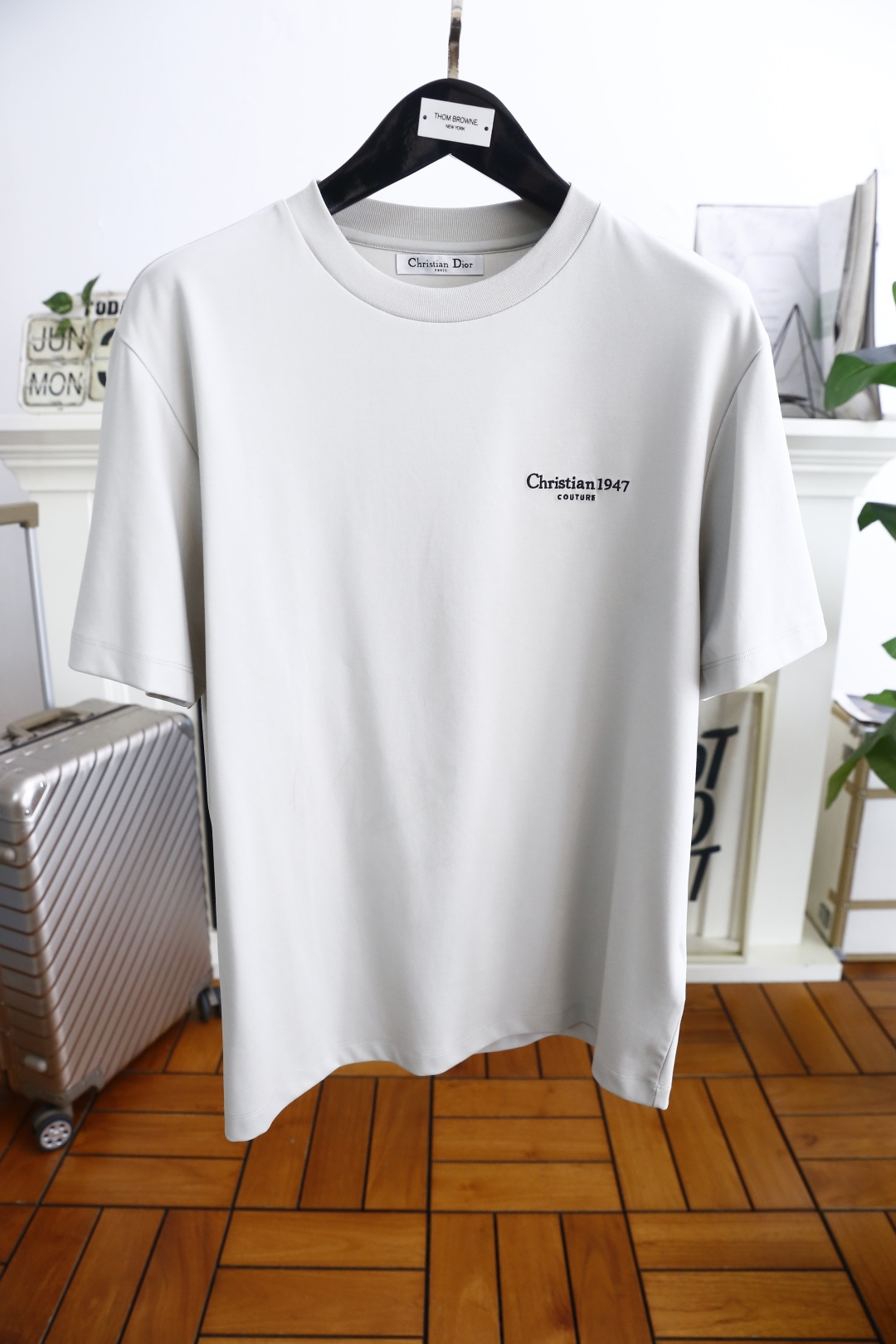 🔥迪奥/Christian D*or.
最后一批爆款短袖回货🔥🔥🔥
夏季男士圆领短袖🍃胸前奢华品牌LOG