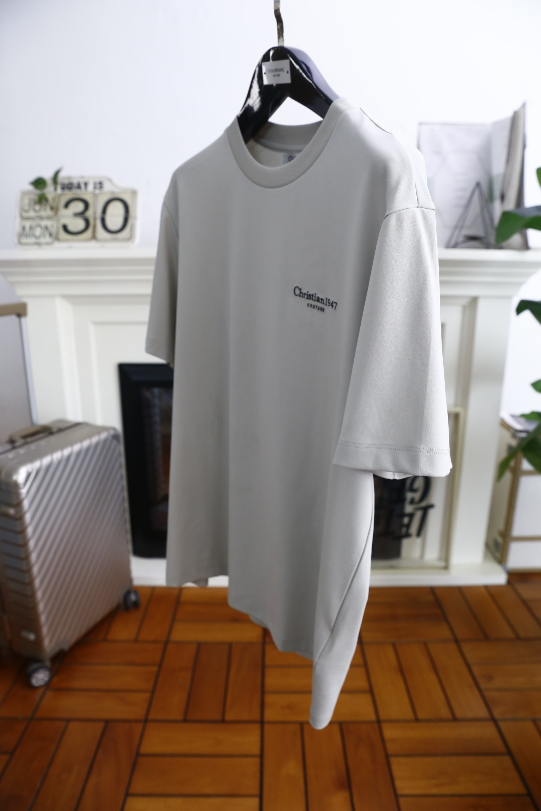 🔥迪奥/Christian D*or.
最后一批爆款短袖回货🔥🔥🔥
夏季男士圆领短袖🍃胸前奢华品牌LOG