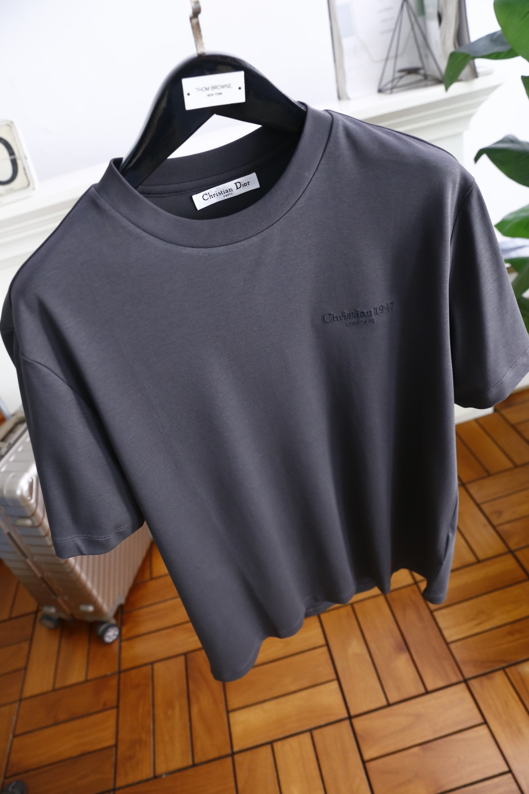 🔥迪奥/Christian D*or.
最后一批爆款短袖回货🔥🔥🔥
夏季男士圆领短袖🍃胸前奢华品牌LOG