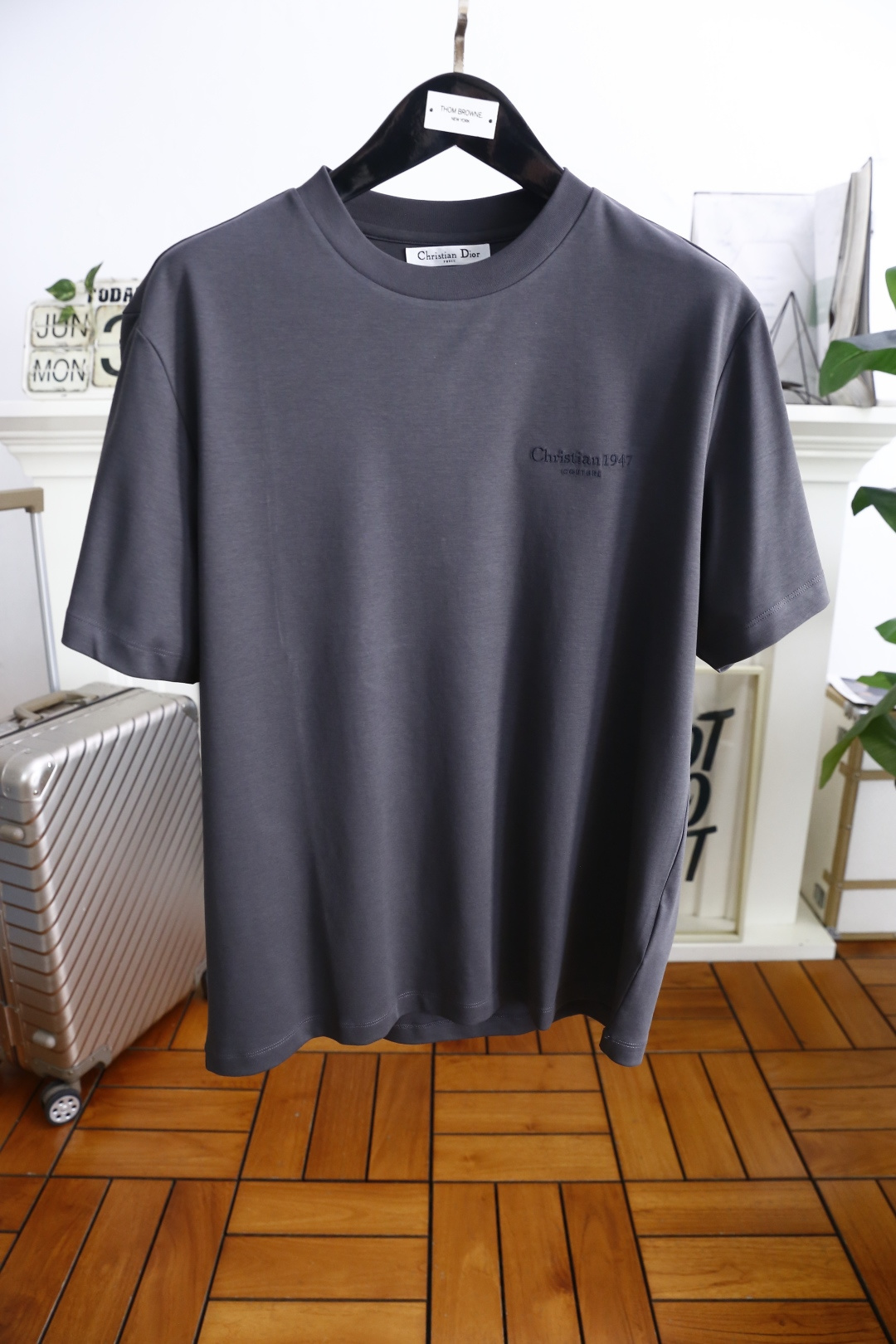 🔥迪奥/Christian D*or.
最后一批爆款短袖回货🔥🔥🔥
夏季男士圆领短袖🍃胸前奢华品牌LOG