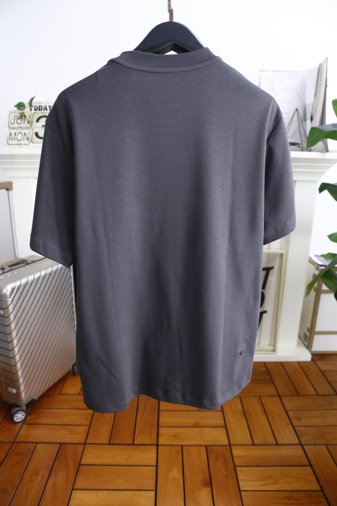 🔥迪奥/Christian D*or.
最后一批爆款短袖回货🔥🔥🔥
夏季男士圆领短袖🍃胸前奢华品牌LOG