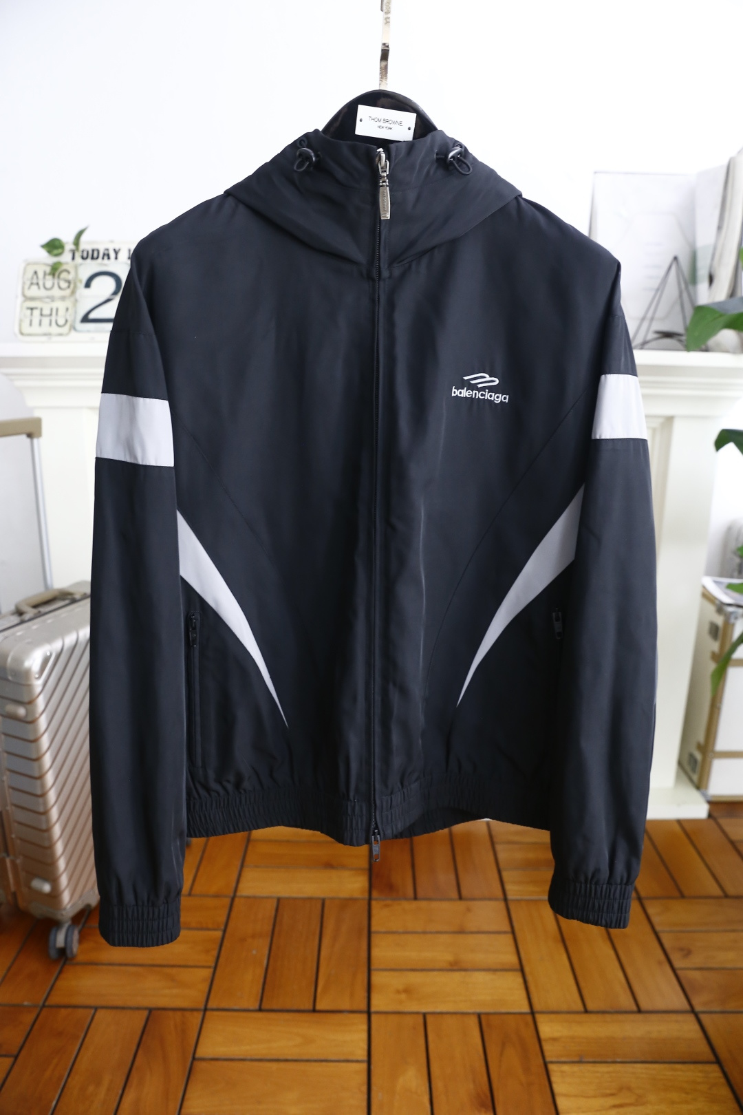 NO:514832,Bale*ciaga. 2025 autumn new fashion men's hooded jacket luxury brand classic original letter logo design high-end customization, anyone can drive easily, using imported high-end comfortable windproof fabric, soft hand comfortable and stylish luxury fashion craft style, foreign trade company orders, produced by domestic first-line OEM factories, customized high-density fabrics, luxurious classic designs, fashion essentials!  Complete three standards!  Highly recommended to purchase!  Counter size M-3XL, shipped the next day!  ,balenciaga,balenciaga,jackets & coats,hats,alexander wang19860909巴黎世家/Bale*ciaga. 2025秋季新款时尚男士连帽夹克奢华品牌经典原版字母logo设计高级定制 任何人都可以轻松驾驶 采用进口高档舒适防风面料 手软舒适有型奢华时尚工艺款式,外贸公司订单,国内一线代工厂出品,订制高密度面料,奢华经典设计,时尚必备单品！三标齐全！强烈推荐购入！专柜尺码M-3XL,隔天出货！,,balenciaga,balenciaga,jackets & coats,hats,alexander wang,Men's clothing