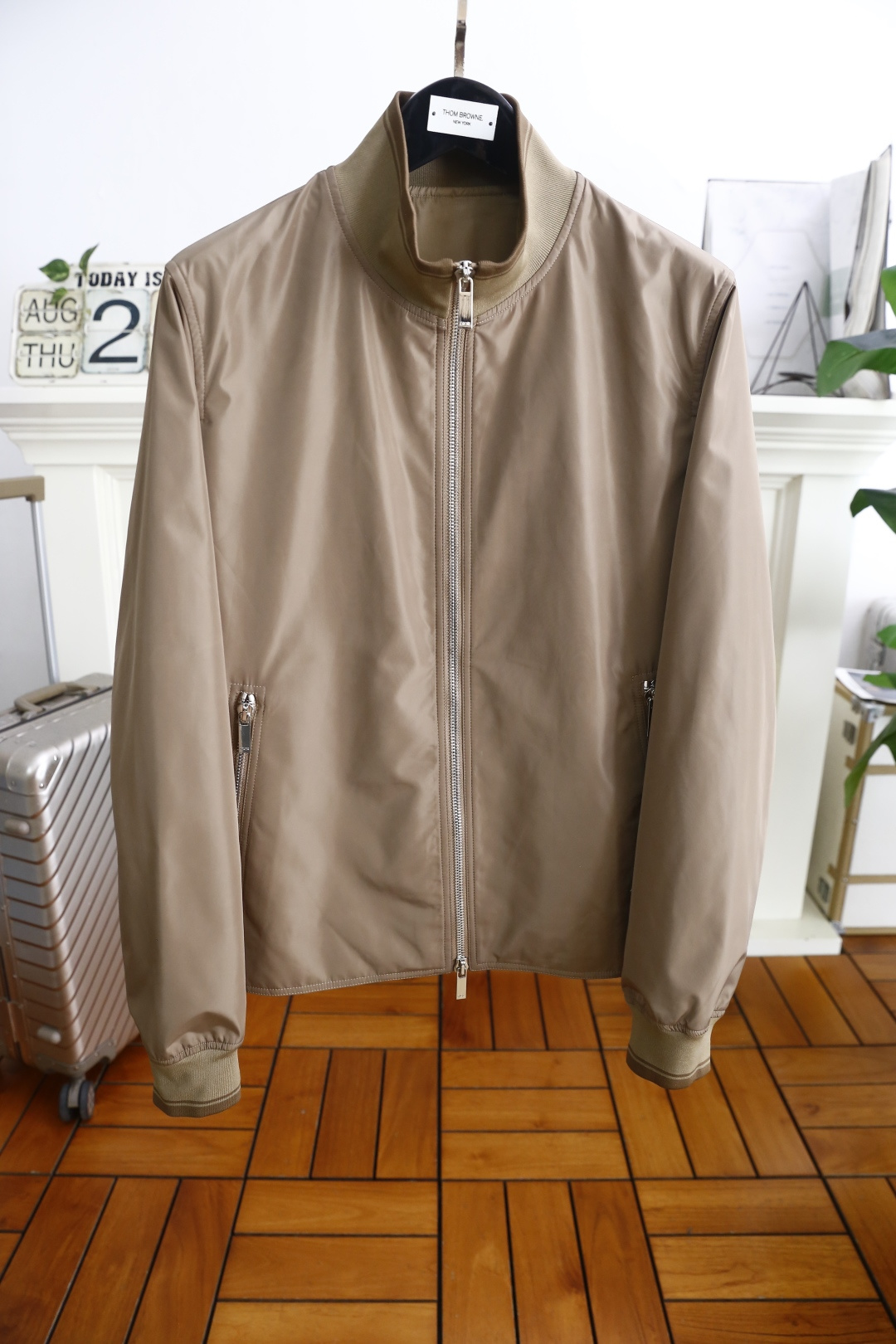 NO:514834,Dior/Christian D*or. 2025 autumn new product!  Fashionable men's stand-up collar zipper jacket!  Comfortable and versatile!  A very popular item!  The luxury and classic brand LOGO is made of comfortable windproof and warm fabric, with high-quality heavy material, with very delicate texture, exquisite and exquisite detailing and exquisite auxiliary materials. All the accessories are provided by foreign merchants. It is a single item with extremely high shaping. The shape on the street is absolutely eye-catching, and it is an excellent equipment that can be selected from thousands of people!  Complete three standards!  Counter size M-3XL, shipped the next day!  ,dior,jackets & coats,alexander wang19860909迪奥/Christian D*or. 2025秋季新品！时尚男士立领拉链夹克！舒适百搭！人气极高的一款单品！奢华经典品牌LOGO搭配采用舒适防风保暖面料高克重材质,质感非常细腻,细节工艺精湛考究,辅料皆为外商客供,塑造性极高的一款单品,出街造型绝对招眼吸睛,万里挑一的绝佳装备！三标齐全！专柜尺码M-3XL,隔天出货！,,dior,jackets & coats,alexander wang,Men's clothing