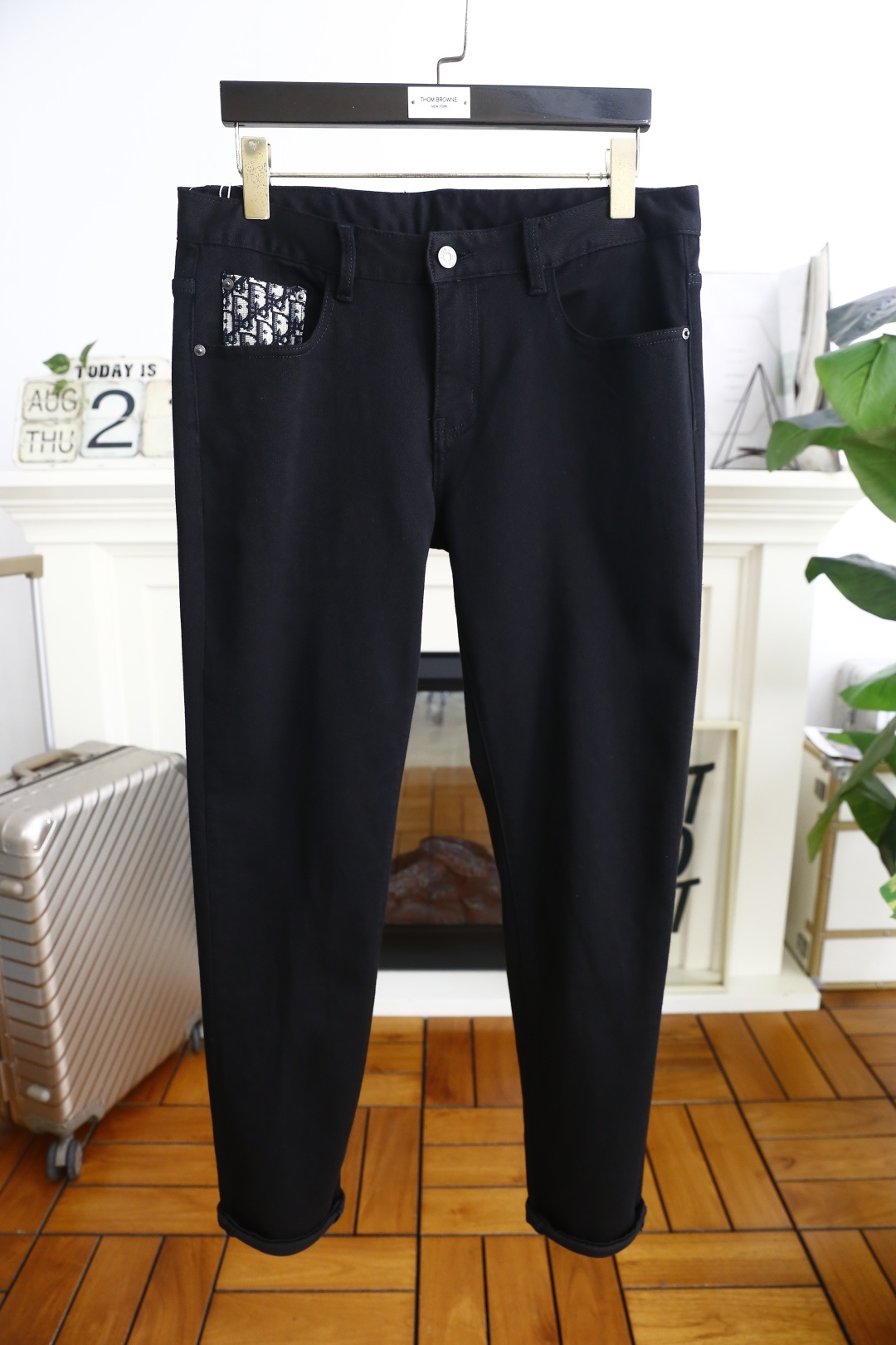 NO:514826,Dior/Christian D*or. 2025 early autumn new fashion men's dark versatile jeans are made of customer-supplied water-washed stretch jeans!  The luxury classic brand letter logo highlights the brand characteristics, and fashion trends have therefore become one of the biggest selling points and are extremely cost-effective. There is no confusion or trouble of color conflict. Such a rich high-end jeans are absolutely fashionable, casual and versatile!  A must-have for trendy men!  Counter sizes 29-40, 35/37!  Shipping the next day!  ,dior,jeans,alexander wang19860909迪奥/Christian D*or. 2025早秋新品时尚男士深色百搭牛仔裤采用客供水洗弹力牛仔裤！奢华经典品牌字母Logo标志彰显品牌特征,时尚潮流因此已成为最大卖点之一而性价比又极高,没有颜色冲突的困惑或困扰,这么一款丰富内练高端牛仔裤,绝对时尚休闲百搭款！潮男必备！专柜尺码29-40,有35/无37！隔天出货！,,dior,jeans,alexander wang,Men's clothing