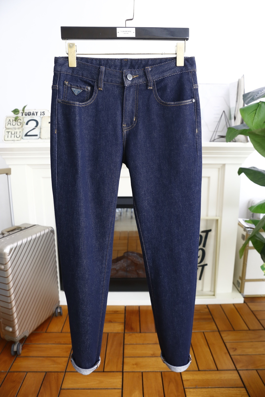 NO:514828,Pula*/Pr*da. 2025 autumn new fashion men's jeans are made of customer-supplied wash stretch jeans!  The luxury and classic brand logo highlights the brand characteristics, and fashion trends have therefore become one of the biggest selling points and are extremely cost-effective. There is no confusion or trouble of color conflict. Such a rich high-end jeans are absolutely fashionable, casual and versatile!  A must-have for trendy men!  Counter sizes 29-40, 35/37!  Shipping the next day!  ,prada,jeans,alexander wang19860909普拉*/Pr*da. 2025秋季新品时尚男士牛仔裤采用客供水洗弹力牛仔裤！奢华经典品牌Logo标志彰显品牌特征,时尚潮流因此已成为最大卖点之一而性价比又极高,没有颜色冲突的困惑或困扰,这么一款丰富内练高端牛仔裤,绝对时尚休闲百搭款！潮男必备！专柜尺码29-40,有35/无37！隔天出货！,,prada,jeans,alexander wang,Men's clothing