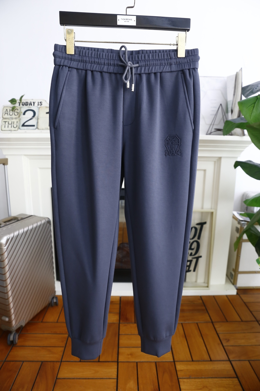 NO:514822,Brunello Cucinelli. 2025 early autumn fashion new men's casual pants!  It uses imported comfortable and breathable fabrics, luxurious brand classic letter pattern design, and the upper body is casual and comfortable!  Elastic waist and close the casual combination without restraint!  The same product for overseas European counters, the upper body is fashionable and sporty, very low-key and luxurious!  The stitching of the turner is delicate and strong!  Perfect three-dimensional tailoring, highly recommend buying the product!  Counter size S-4XL, shipped the next day!  brunello cucinelli alexander wang19860909Brunello Cucinelli. 2025早秋时尚新品男士休闲裤！采用进口舒适透气面料,奢华品牌经典字母图案设计 上身随意舒服！松紧腰收口休闲搭配无束缚感！海外欧洲专柜同品,上身时尚运动显时尚,很低调且不失奢华品味！车工缝线细致而强悍！完美立体剪裁,强烈推荐购入货色！专柜尺码S-4XL,隔天出货！,,brunello cucinelli,alexander wang,Men's clothing