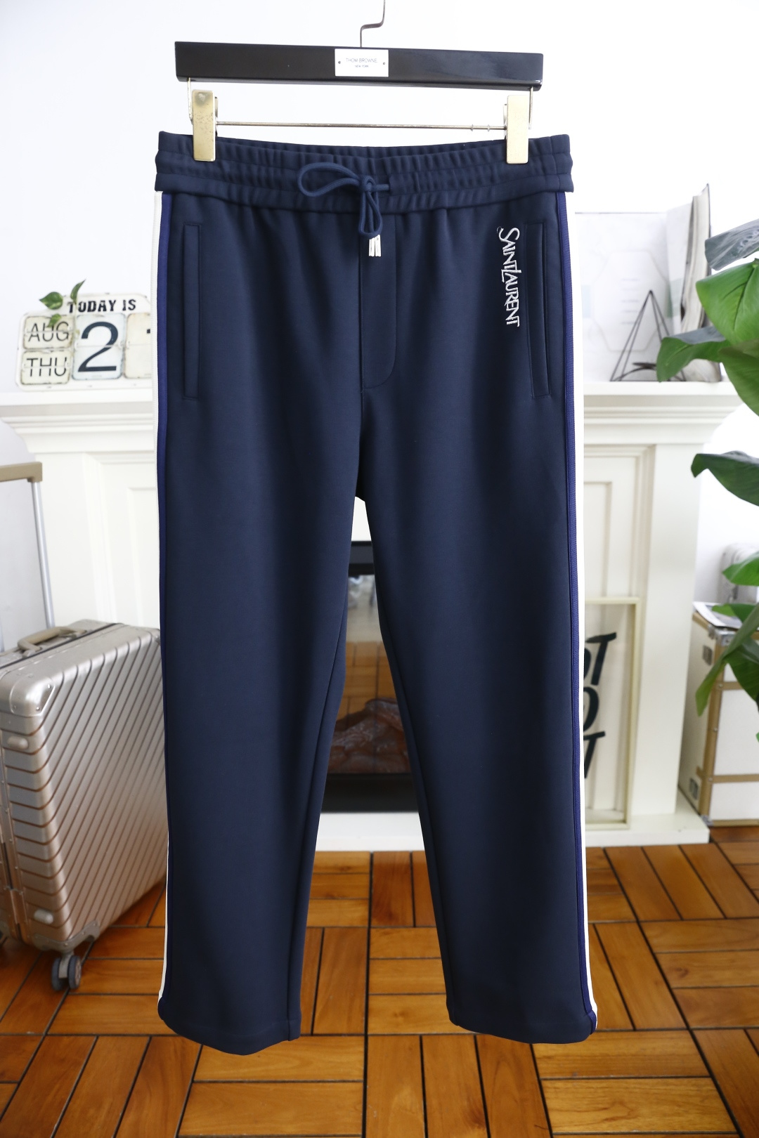 NO:514824,Saint Laurent. 2025 early autumn new men's casual pants!  It uses imported comfortable fabrics, luxurious and classic brand letter LOGO design, and the upper body is casual and comfortable!  Elastic waist casual and versatile style without restraint!  The same product for overseas European counters, the upper body is fashionable and sporty, very low-key and luxurious!  The stitching of the turner is delicate and strong!  Perfect three-dimensional tailoring, highly recommend buying the product!  Counter size S-4XL, shipped the next day!  ,,saint laurent,alexander wang19860909圣罗兰. 2025早秋新款男士休闲裤！采用进口舒适面料,奢华经典品牌字母LOGO设计 上身随意舒服！松紧腰休闲百搭款无束缚感！海外欧洲专柜同品,上身时尚运动显时尚,很低调且不失奢华品味！车工缝线细致而强悍！完美立体剪裁,强烈推荐购入货色！专柜尺码S-4XL,隔天出货！,,saint laurent,alexander wang,Men's clothing