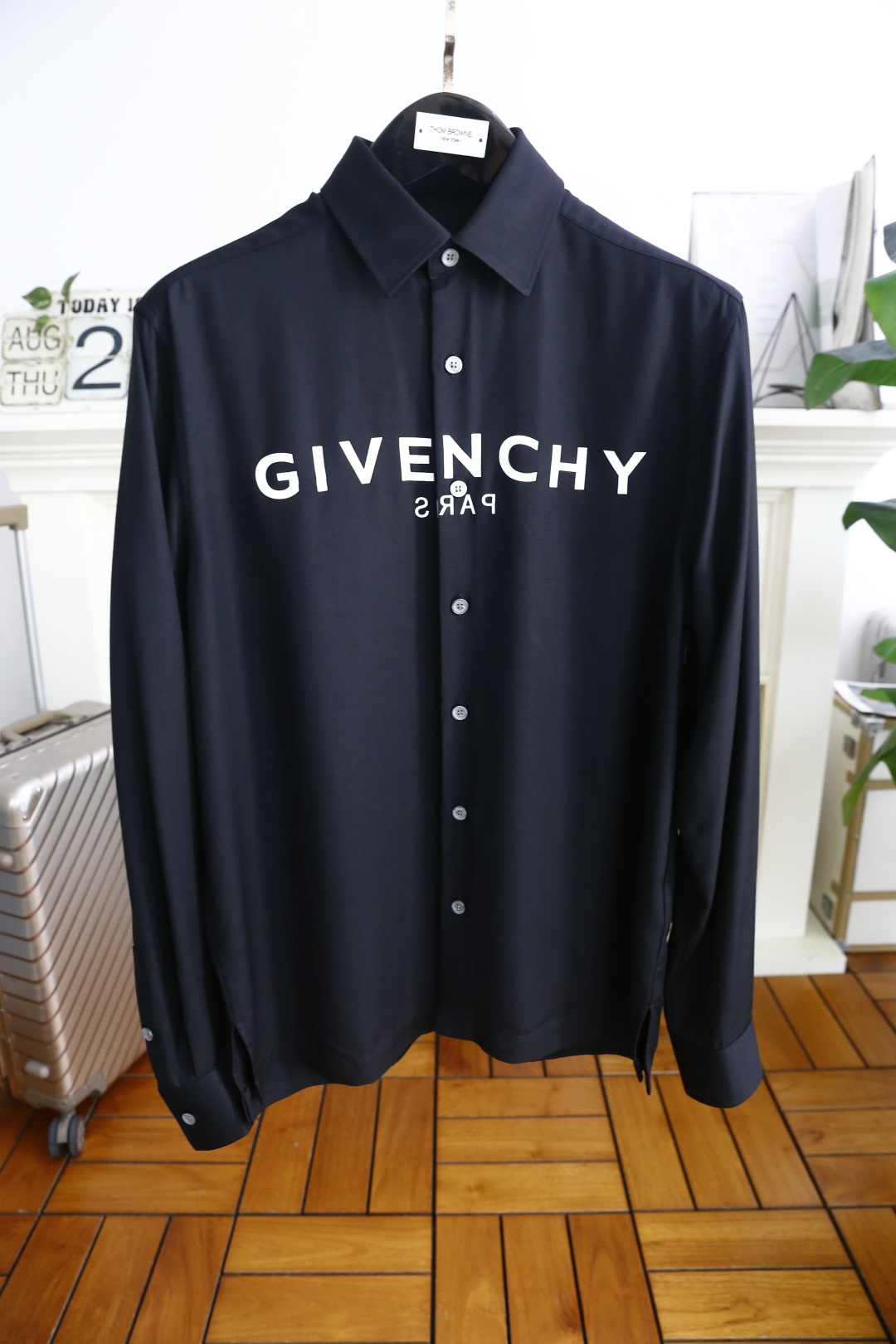 NO:514840,Givenchy/Givenchy. 2025 Early Autumn GVC classic letter printed shirt, a charming logo for casual business. Classic style cut, showing the charm of men. High-end customized fiber silk linen blended weaving, multi-process fine work, and consistently maintaining high-end quality form inside and outside. Custom shell buttons, clear texture, and expressive high-end texture. Meticulous sewing inside and outside, and flawless inside and outside highlight the luxurious and exquisite texture. Comfortable on the upper body!  The classic letter logo print decoration on the chest is made of glue direct spray printing technology, with a slightly wide-ranging style on the left and right sides, and the upper body is casual and versatile. A must-have item in autumn!  Counter size M-2XL, shipped the next day!  , given , given , given , given , given , alexander wang19860909Givenchy/纪梵希. 2025早秋GVC经典款字母印花衬衣 休闲商务的魅力徽标.经典版型裁剪,尽显男士魅力风采.高端定制纤维蚕丝亚麻混纺机织,多道工序的精工细作,内外一致保持高端品质形态. 定制贝壳纽扣,纹理清晰尽显促显高级质感.内里缝纫包边一丝不苟,内外兼修无瑕疵凸显奢华精致质感.上身舒适！胸口经典字母logo印花装饰,采用胶浆直喷印花工艺,左右对位微阔版型,上身休闲百搭.秋季必备单品！专柜尺码M-2XL,隔天出货！,,givenchy,givenchy,alexander wang,Men's clothing