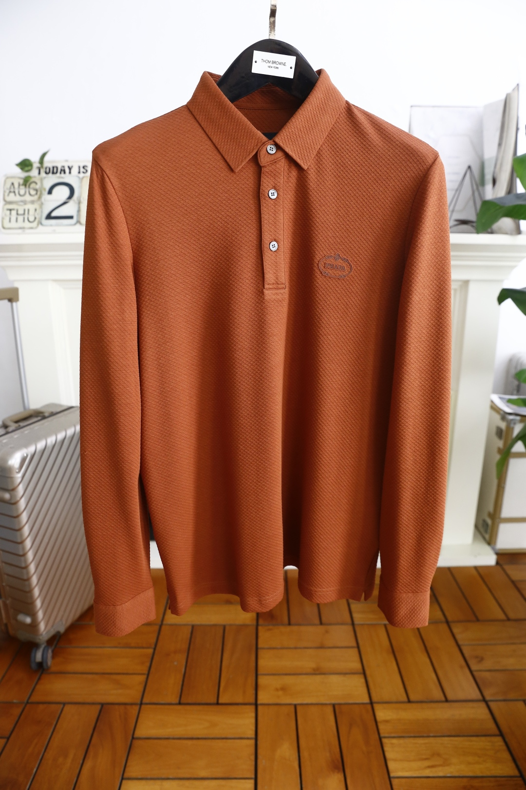 NO:514847,PRADA/Prada. 2025 autumn new men's long-sleeved polo shirt!  It uses 60-pronged modal jacquard cotton custom fabric. This fabric is shallow and breathable, which is very suitable for seasonal weather. It can be worn outside and inside. The thread is fixedly weaved with mercerized pure cotton yarn, and the neckline is not too slapped. The front chest is decorated with embroidered brand logo, the color is basic, the match is classic enough, perfectly showing the fashion style of European brands, and insisting on quality!  Pay attention to every detail and be taller!  Quality goods, recommended to buy!  Counter size M-3XL, shipped the next day!  ,prada,prada,alexander wang19860909PRADA/普拉达. 2025秋季新款男士长袖polo衫！采用60支莫代尔提花纯棉定制面料,该款面料浅薄透气非常适合当季天气.可外穿和内搭打底.螺纹采用丝光纯棉纱线定织,领口贴合不拉胯.前胸饰以刺绣品牌logo,颜色够基础 搭经够经典 完美展现欧洲大牌时尚风 坚持品质！注意每个细节,上身高大上！ 品质货,推荐购入！专柜尺码M-3XL,隔天出货！,,prada,prada,alexander wang,Men's clothing
