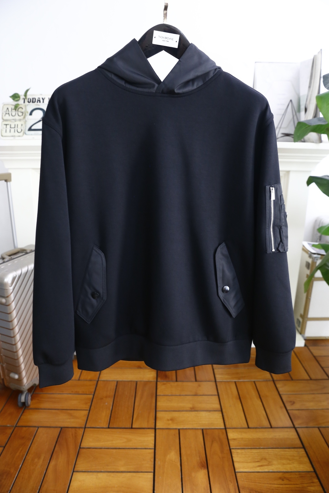 NO:514843,Pula*/Pr*da. The new men's cotton blended and recycled nylon hooded sweatshirt for autumn 2025 is made of high-end blended cotton material, and the weight reaches 400 grams. Through the double-sided mesh structure design, it not only enhances the warmth of the clothes, but also ensures good breathability and lightness, and can maintain a comfortable experience even in autumn and winter. Cleverly incorporates the windbreaker fabric made of PA (polyamide, commonly known as nylon) into the design. This fabric is known for its wear resistance, waterproofness and good elasticity, adding an additional protective layer to the jacket for changing weather conditions, while maintaining the overall sense of fashion and high-end. The hat and cotton design are more three-dimensional and comfortable. The drawstring design of the body is not only easy to adjust the elasticity, but also adds a sense of casualness and leisure. This design allows the jacket to easily adapt to different body shapes, whether it is daily travel or outdoor activities, it can show a unique style and comfort. The patch bag design is not only practical and convenient for storing small objects, but also for decoration. It breaks the monotony with its simple and powerful geometric shape, injects vitality and fashion into the entire jacket, making it stand out among many windbreakers and becomes a versatile and eye-catching item. With its exquisite craftsmanship, selected fabrics and clever design details, this Prada jacket satisfies the dual pursuit of fashion and practicality of modern people. Whether it is business travel or leisure time, it can show the wearer's unique taste and extraordinary temperament! Counter size 48-56, shipped the next day! ,,prada,hoodie,sweatshirts,jackets & coats,hats,alexander wang19860909普拉*/Pr*da. 2025秋季新款男士棉质混纺和再生尼龙连帽卫衣采用高级混纺棉材质,重量达到 400克通过双面网眼结构设计,不仅增强了衣物的保暖性能,还确保了良好的透气性与轻盈感,即便在秋冬季节也能保持舒适体验.巧妙地将PA(聚酰胺,俗称尼龙)材质的风衣面料融入设计中,这种面料以其耐磨、防水及良好的弹性著称,为外套增添了额外的防护层适合多变的天气条件,同时保持了整体的时尚感与高级感.帽子加棉设计 更立体更舒适 衣身的抽绳设计不仅便于调节松紧,更增添了一份随性与休闲感,这种设计使得外套能够轻松适配不同身形,无论是日常出行还是户外活动,都能展现独特的风格与舒适度 贴袋设计,不仅实用便于存放小物件,还做以装饰.以简洁而有力的几何形状打破了单调,为整件外套注入了活力与时尚感,使其在众多风衣中脱颖而出,成为百搭且引人注目的单品. 这款普拉达外套以其精湛的工艺、精选的面料以及巧妙的设计细节,满足了现代人对时尚与实用的双重追求,无论是商务出行还是休闲时光,都能展现出穿着者的独特品味与不凡气质！专柜尺码48-56,隔天出货！,,prada,hoodie,sweatshirts,jackets & coats,hats,alexander wang,Men's clothing