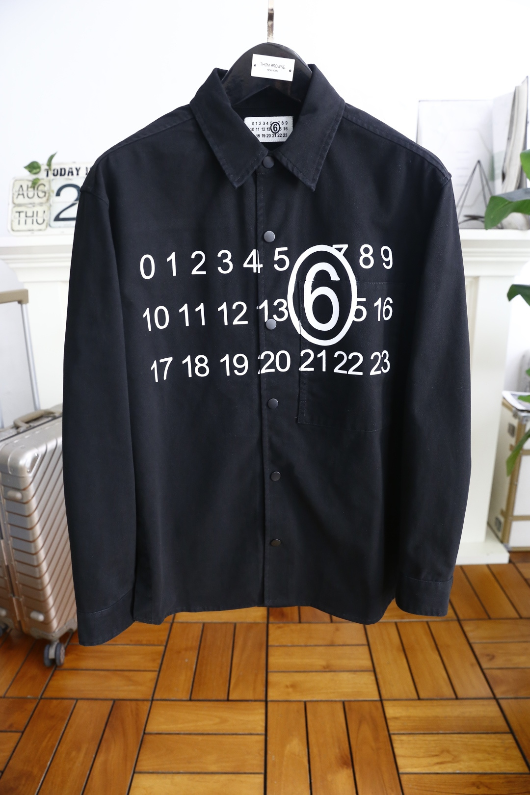 NO:514836,Martin Magira. 2025 autumn new solid color long-sleeved cotton twill shirt jacket loose style classic logo design on the chest brand. The feel is very delicate and smooth, and has been processed with special craftsmanship, excellent skin-friendliness, exquisite craftsmanship, smooth lines, and perfect match!  Easily advance the sense of fashion, not easy to wrinkle, neat and neat car, the formal feeling you want to go to work, and the casual style of going out shopping, its versatile and practicality cannot be underestimated!  The upper body looks good and the color is also very positive. It will never go out of date if worn for ten years! It is definitely a must-have for the wardrobe, super versatile!  Counter size 48-56, shipped the next day!  ,,masion margiela,jackets & coats,shirts,alexander wang19860909马丁马吉拉. 2025秋季新品纯色长袖全棉斜纹衬衫外套 宽松版型 胸前品牌经典Logo设计 手感非常细腻柔顺,经过特殊工艺处理,亲肤性极佳,工艺精湛,线条流畅,完美搭配！轻松将时髦感进阶 不易起皱,车工整齐 上班要的正式感,出门逛街的休闲风,它的百搭实用性可是不容小觑！版型上身很好看而且颜色也很正,穿十年都不会过时的款式!绝对衣橱必备款,超级百搭！专柜尺码48-56,隔天出货！,,masion margiela,jackets & coats,shirts,alexander wang,Men's clothing