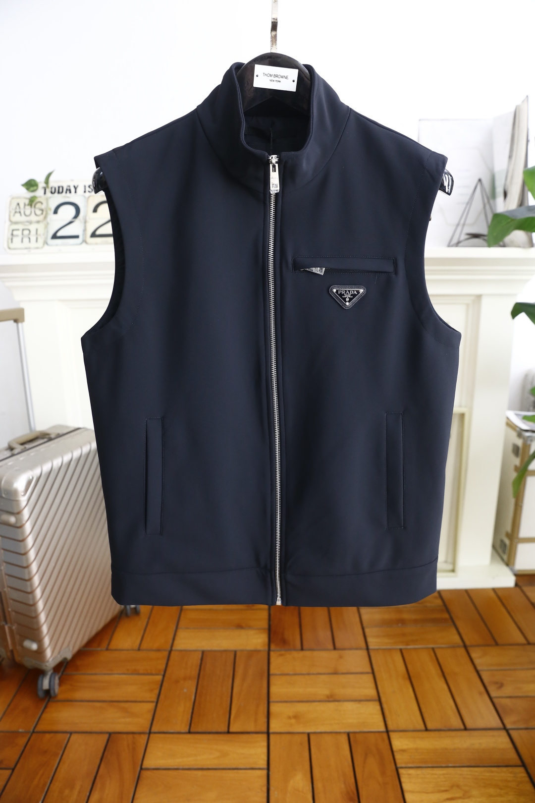 NO:515795,Pula*/Pr*da. 2025 autumn new product fashion original single men's stand-up vest! Simple and fashionable without losing the sense of detail, luxurious and classic brand letter LOGO design! Every detail is exquisite and stylish, with a three-dimensional silhouette, and the upper body is very energetic! Standard style! The fabric is made of soft and delicate custom fabric. It is a comfortable and comfortable upper body, crisp and stylish, and can be easily controlled by both business and leisure! Counter sizes 48-56, shipped the next day! ,prada,alexander wang19860909普拉*/Pr*da. 2025秋季新品时尚原單男士立领马甲！简约时尚又不失细节感一款,奢华经典品牌字母LOGO设计！每一处细节都精致有型 立体廓型感,上身超显精神！标准的版型！面料采用柔软细腻定制面料 上身亲肤舒适,挺括有型,商务休闲都能很好驾驭的一款! 专柜尺码48-56,隔天出货！,,prada,alexander wang,Men's clothing