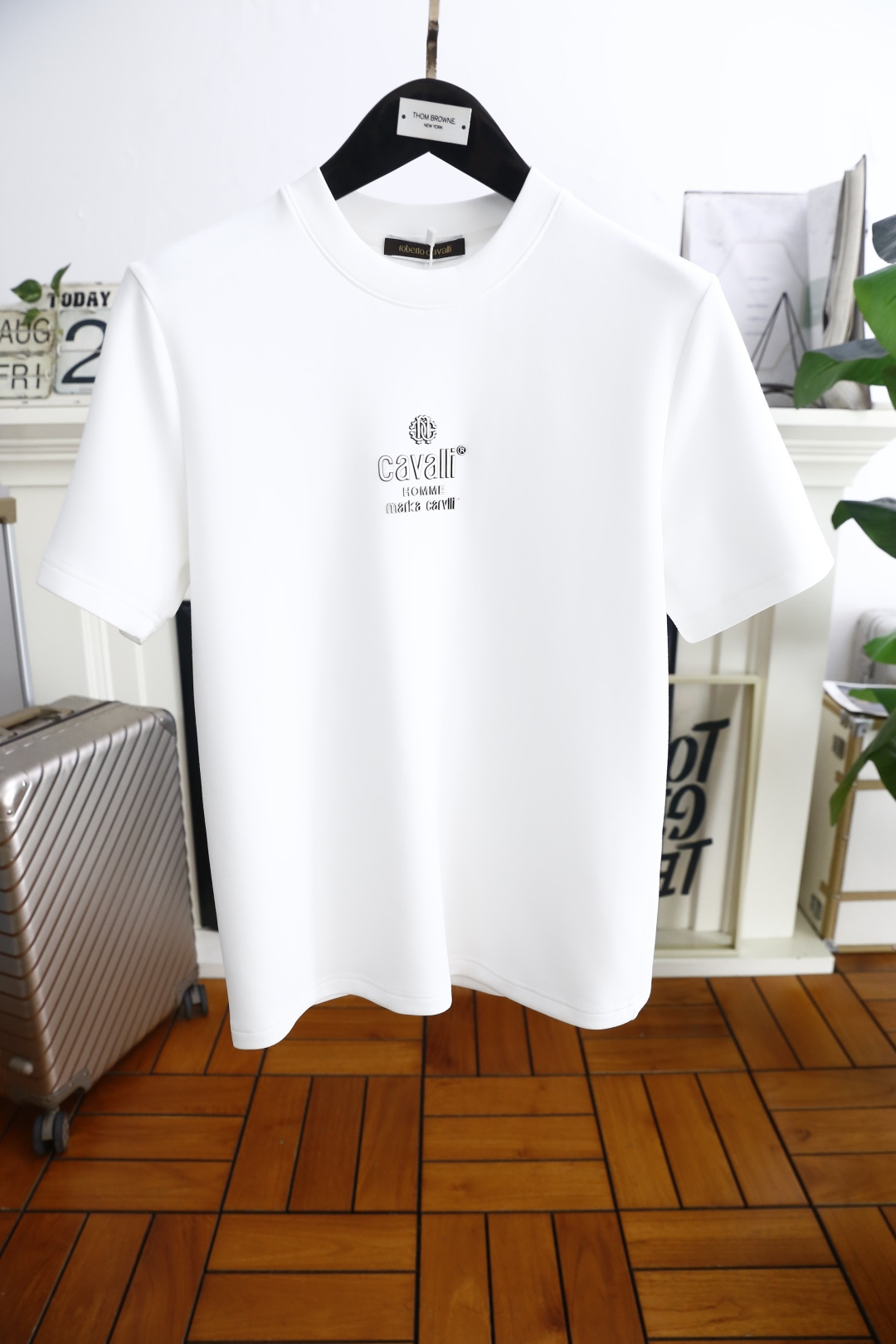 NO:515799,Kavali. 2025 early autumn new product base short-sleeved men's versatile short-sleeved short-sleeved!  It is an indispensable versatile tool in the wardrobe of imported comfortable modal cotton fabric. It is rare in the market, soft and skin-friendly, and a classic luxury brand logo design. It has its own recognition. It boasts identity and is both internal and external. It combines warmth and comfort, has excellent skin-friendliness, and is beautiful in color matching, which perfectly interprets the urban masculine temperament!  !  Essential counter sizes for autumn and winter are 48-56, shipped the next day!  ,T-shirt,alexander wang19860909卡瓦丽. 2025早秋新品打底短袖男士百搭款短袖！采用进口舒适莫代尔棉面料衣橱里不可或缺的百搭利器,市面罕见类型,柔软亲肤,奢华品牌经典logo设计 自带辨识度 标榜身份,内外兼修 集保暖与舒适于一身,亲肤感极佳,配色日常又好看,完美诠释都市型男气质！！秋冬必备专柜尺码48-56,隔天出货！,,T-shirt,alexander wang,Men's clothing