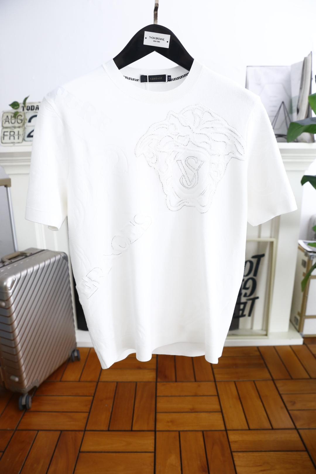 NO:515798,Van Size/Ver*ace. 2025 autumn new fashionable men's round neck short-sleeved sweater!  Luxury classic brand Medusa LOGO design!  High-end custom versatile styles that anyone can easily control with. Use top-quality comfortable knitted fabrics!  It is very high-end and understandable. It must be purchased!  Soft, skin-friendly and breathable, and has a very crisp and drooping feeling. The upper body is fashionable and fashionable, and it is a must-have item for trendy men!  Counter size 48-56, shipped the next day!  , versace, T-shirt,alexander wang19860909范思泽/Ver*ace. 2025秋季新款时尚男士圆领短袖针织衫！奢华经典品牌美杜莎LOGO设计！高级定制百搭款式 任何人都可以轻松驾驭 采用顶级舒适针织面料！非常显档次懂货的必须入！柔软亲肤透气 ,又有很好的挺括 垂感 上身时尚潮流色系,潮男必备单品！专柜尺码48-56,隔天出货！,,versace,T-shirt,alexander wang,Men's clothing