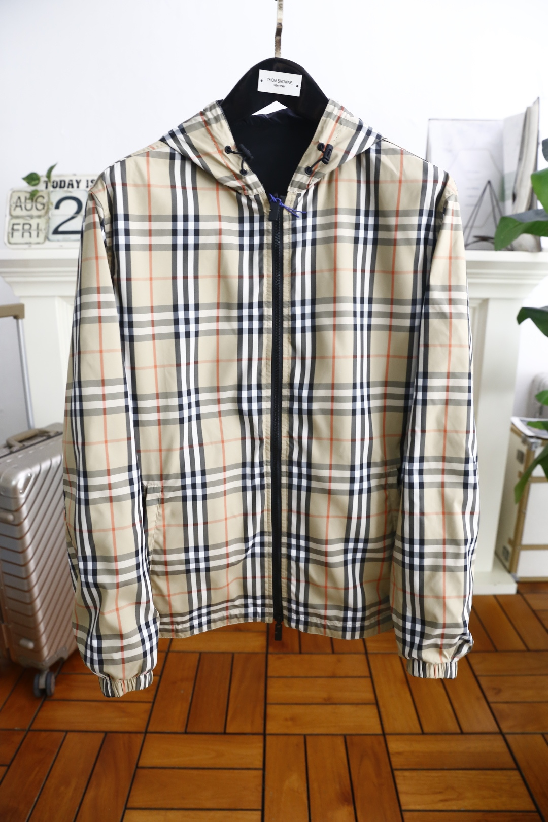 NO:515793,Buberr*/Burberr*. 2025 early autumn new top-level original single men's double-sided wearable jacket!  Fashionable hooded design top-quality private customized fabrics, classic plaid design styles, classic brand letter LOGO elements, comfortable upper body craftsmanship, excellent warmth, excellent upper body effect, fully reflecting the temperament and taste of a man, fashionable and elegant, and aristocratic background!  Simple and delicate design, perfect cutting, meticulous material, soft and comfortable feel, gorgeous colors, and atmospheric!  Counter size S-XL, shipped the next day!  ,burberry,burberry,jackets & coats,hats,alexander wang19860909巴宝*/Burberr*. 2025早秋新品顶级原单男款双面可穿夹克！时尚连帽设计顶级私人订制面料,经典格子设计款 经典品牌字母LOGO元素,上身舒适工艺精致,保暖极佳,上身效果极佳 ,充分体现男人的气质与品位,时尚优雅,贵族底蕴！简洁细腻的设计,裁剪完美 用料一丝不苟 手感柔软舒适 华丽色彩 彰显大气！专柜尺码S-XL,隔天出货！,,burberry,burberry,jackets & coats,hats,alexander wang,Men's clothing