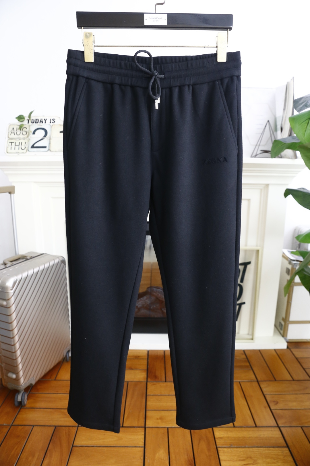 NO:515796,Jenny*/Zeg*a. 2026 autumn new product for men's fashionable and versatile casual pants!  It uses imported comfortable wool blend fabric, luxurious and classic brand LOGO design, and the upper body is casual and comfortable!  Elastic waist casual and versatile style without restraint!  The same product for overseas European counters, the upper body is fashionable and sporty, very low-key and luxurious!  The stitching of the turner is delicate and strong!  Perfect three-dimensional tailoring, highly recommend buying the product!  Counter size 46-58, shipped the next day!  ,zegna,alexander wang19860909杰尼*/Zeg*a. 2026秋季新品男士时尚百搭休闲裤！采用进口舒适羊毛混纺面料,奢华经典品牌LOGO设计 上身随意舒服！松紧腰休闲百搭款无束缚感！海外欧洲专柜同品,上身时尚运动显时尚,很低调且不失奢华品味！车工缝线细致而强悍！完美立体剪裁,强烈推荐购入货色！专柜尺码46-58,隔天出货！,,zegna,alexander wang,Men's clothing