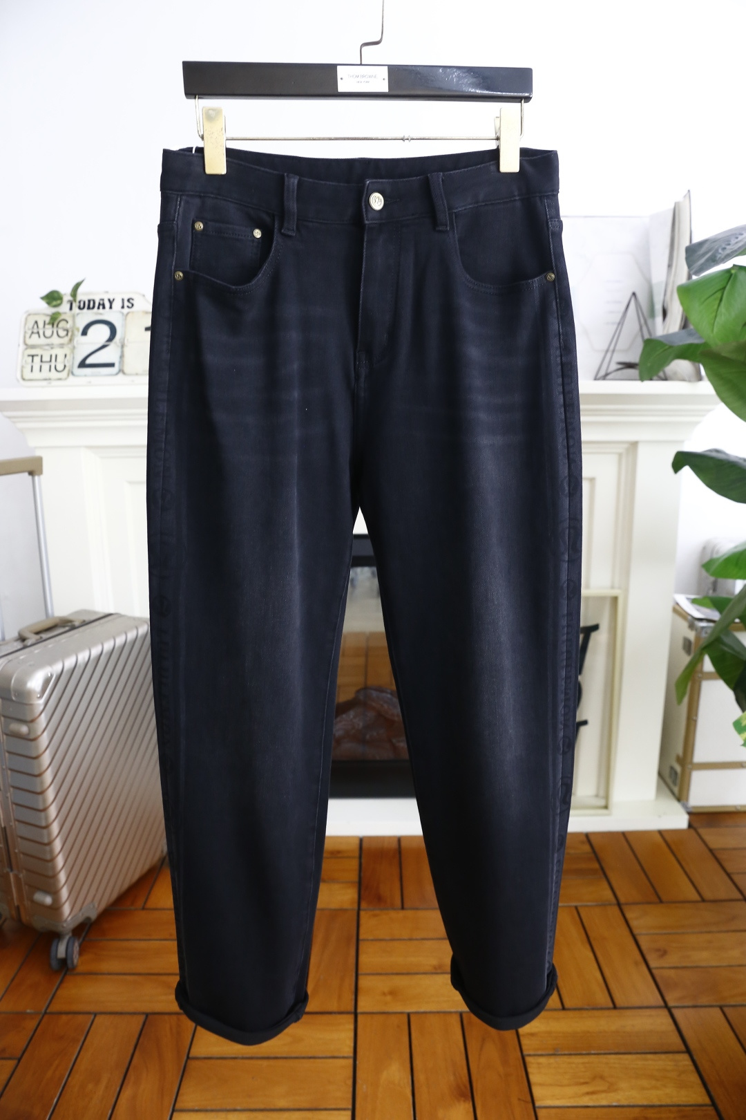 NO:515790,LULU. 2026 autumn new product original single men's loose jeans luxury classic letter LOGO accessories. Hot-selling models for the counter. They are very comfortable to wear, low-key and luxurious. They are very classy when worn. There is no need to say much about the trouser style and cutting. The upper body is exquisite and vivid, and the top quality is top quality. The selection of real palace-grade denim. High-end top washing denim fabric is excellent in quality. It has heavy washing and makes the pants very soft!  Not picky about people, the upper body is absolutely stylish and extremely luxurious. Counter size S-4XL, shipped the next day!  , jeans,alexander wang19860909LULU. 2026秋季新品原单男士宽松牛仔裤奢华经典字母LOGO配饰 专柜热销款 身穿着非常舒适 低调不失奢华 穿出去非常有档次 裤型款式和裁剪亦无需多言 上身精致跃然高档一等一顶级质料 真正殿堂级的牛仔布选用 高档顶级洗水牛仔面料,品质卓然,经过重水洗使得裤子很柔软！不挑人 上身绝对的有型 极度奢华. 专柜尺码 S-4XL,隔天出货！,,jeans,alexander wang,Men's clothing