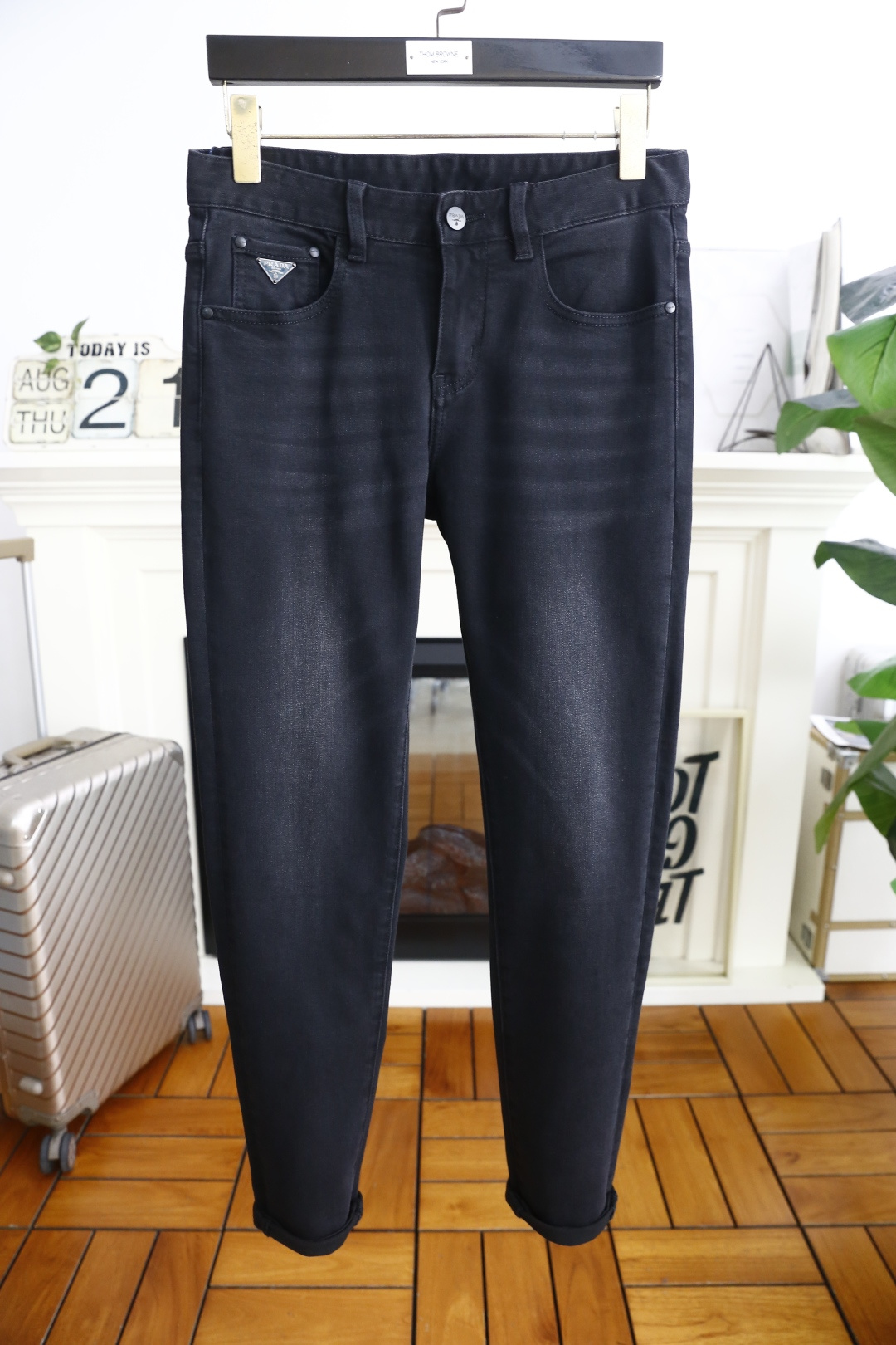 NO:515792,Pula*/Pr*da. 2025 early autumn new fashion men's dark versatile jeans are made of customer-supplied water-washed stretch jeans!  The luxury classic brand letter logo highlights the brand characteristics, and fashion trends have therefore become one of the biggest selling points and are extremely cost-effective. There is no confusion or trouble of color conflict. Such a rich high-end jeans are absolutely fashionable, casual and versatile!  A must-have for trendy men!  Counter sizes 29-40, 35/37!  Shipping the next day!  ,prada,jeans,alexander wang19860909普拉*/Pr*da. 2025早秋新品时尚男士深色百搭牛仔裤采用客供水洗弹力牛仔裤！奢华经典品牌字母Logo标志彰显品牌特征,时尚潮流因此已成为最大卖点之一而性价比又极高,没有颜色冲突的困惑或困扰,这么一款丰富内练高端牛仔裤,绝对时尚休闲百搭款！潮男必备！专柜尺码29-40,有35/无37！隔天出货！,,prada,jeans,alexander wang,Men's clothing