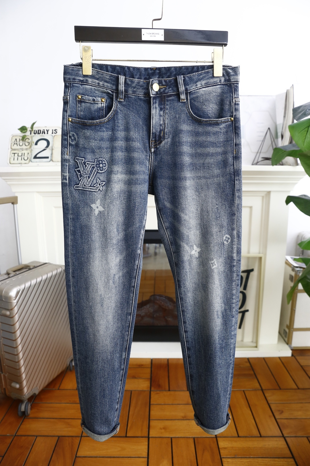 NO:515794,Louis Vuitt*n. 26 new autumn fashion men's jeans are made of customer-supplied water-washed stretch jeans!  The luxury and classic brand logo highlights the brand characteristics, and fashion trends have therefore become one of the biggest selling points and are extremely cost-effective. There is no confusion or trouble of color conflict. Such a rich high-end jeans are absolutely fashionable, casual and versatile!  A must-have for trendy men!  Counter sizes 29-40, 35/37!  Shipping the next day!  ,,louis vuitton,louis vuitton,jeans,alexander wang19860909路易威*/Louis Vuitt*n. 26秋季新品时尚男士牛仔裤采用客供水洗弹力牛仔裤！奢华经典品牌Logo标志彰显品牌特征,时尚潮流因此已成为最大卖点之一而性价比又极高,没有颜色冲突的困惑或困扰,这么一款丰富内练高端牛仔裤,绝对时尚休闲百搭款！潮男必备！专柜尺码29-40,有35/无37！隔天出货！,,louis vuitton,louis vuitton,jeans,alexander wang,Men's clothing