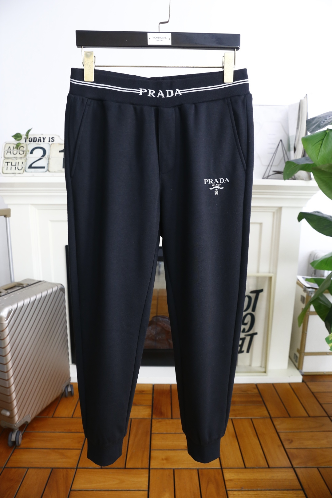 NO:515785,Pula*/Pr*da. 2025 autumn fashion new product men's casual pants!  It uses imported comfortable cotton fabric, luxurious brand classic letter pattern design, and the upper body is casual and comfortable!  Elastic waist and close the casual combination without restraint!  The same product for overseas European counters, the upper body is fashionable and sporty, very low-key and luxurious!  The stitching of the turner is delicate and strong!  Perfect three-dimensional tailoring, highly recommend buying the product!  Counter size S-4XL, shipped the next day!  ,prada,alexander wang19860909普拉*/Pr*da. 2025秋季时尚新品男士休闲裤！采用进口舒适棉面料,奢华品牌经典字母图案设计 上身随意舒服！松紧腰收口休闲搭配无束缚感！海外欧洲专柜同品,上身时尚运动显时尚,很低调且不失奢华品味！车工缝线细致而强悍！完美立体剪裁,强烈推荐购入货色！专柜尺码S-4XL,隔天出货！,,prada,alexander wang,Men's clothing