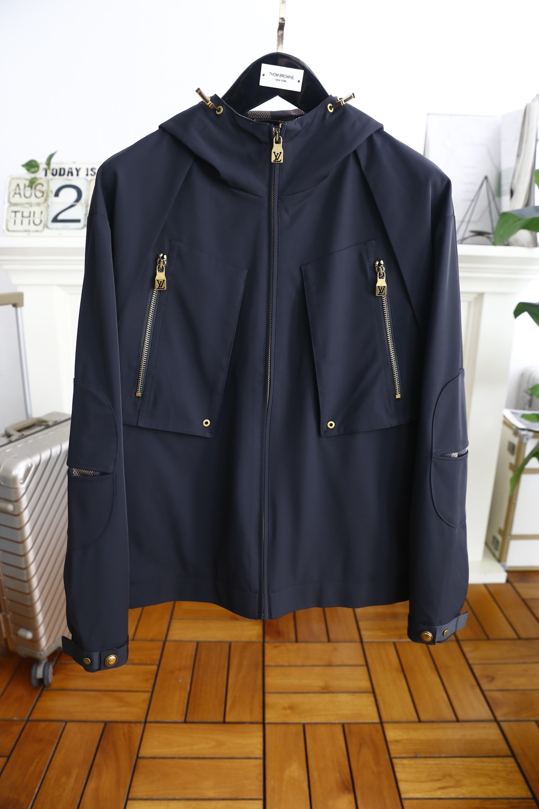 NO:515788,Louis Vuitt*n. 2025 autumn new fashion men's hooded jacket luxury brand classic original letter logo design high-end customization, anyone can drive easily, using imported high-end comfortable windproof fabric, soft hand comfortable and stylish luxury fashion craft style, foreign trade company orders, produced by domestic first-tier OEM factories, customized high-density fabrics, luxurious classic designs, fashion essentials!  Complete three standards!  Highly recommended to purchase!  Counter size M-3XL, shipped the next day!  ,,louis vuitton,louis vuitton,jackets & coats,hats,alexander wang19860909路易威*/Louis Vuitt*n. 2025秋季新款时尚男士连帽夹克奢华品牌经典原版字母logo设计高级定制 任何人都可以轻松驾驶 采用进口高档舒适防风面料 手软舒适有型奢华时尚工艺款式,外贸公司订单,国内一线代工厂出品,订制高密度面料,奢华经典设计,时尚必备单品！三标齐全！强烈推荐购入！专柜尺码M-3XL,隔天出货！,,louis vuitton,louis vuitton,jackets & coats,hats,alexander wang,Men's clothing