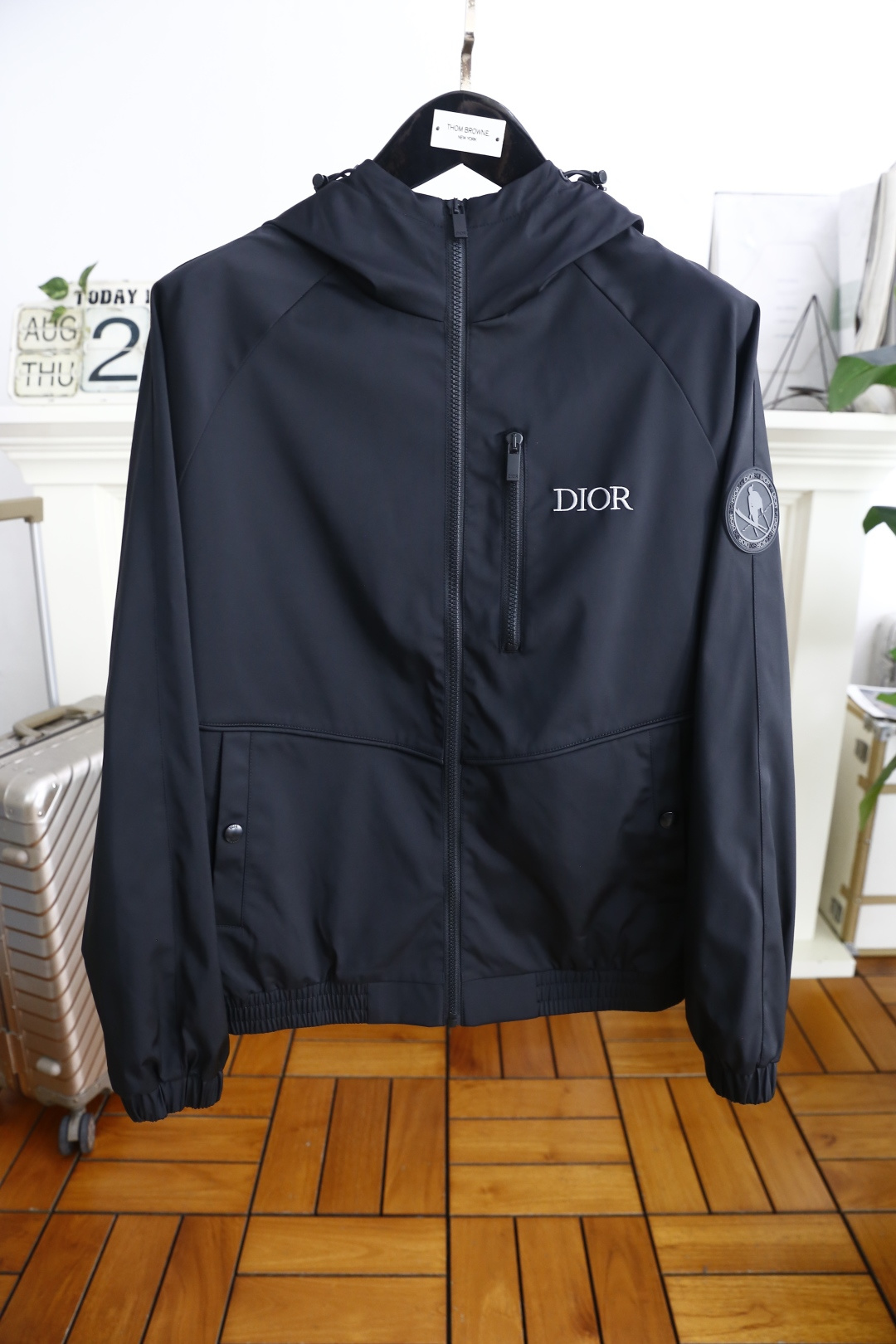 NO:515789,Dior/Christian Di*r. 2025 autumn new fashion men's hooded jacket luxury brand classic original letter logo design high-end customization, anyone can drive easily, using imported high-end comfortable windproof fabric, soft hand comfortable and stylish luxury fashion craft style, foreign trade company orders, produced by domestic first-line OEM factories, customized high-density fabrics, luxurious classic designs, fashion essentials!  Complete three standards!  Highly recommended to purchase!  Counter size M-3XL, shipped the next day!  ,dior,jackets & coats,hats,alexander wang19860909迪奥/Christian Di*r. 2025秋季新款时尚男士连帽夹克奢华品牌经典原版字母logo设计高级定制 任何人都可以轻松驾驶 采用进口高档舒适防风面料 手软舒适有型奢华时尚工艺款式,外贸公司订单,国内一线代工厂出品,订制高密度面料,奢华经典设计,时尚必备单品！三标齐全！强烈推荐购入！专柜尺码M-3XL,隔天出货！,,dior,jackets & coats,hats,alexander wang,Men's clothing