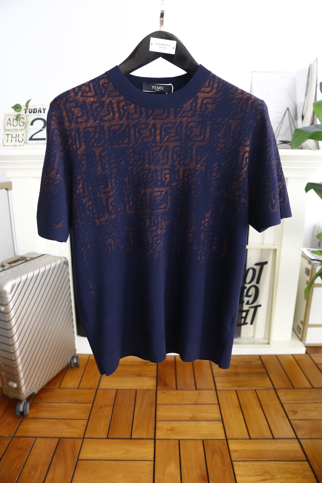 NO:515801,Fendi/Fe*di. 2025 autumn new fashion men's base knit sweater!  Fashionable classic round neck design!  Luxurious classic brand element design!  High-end custom versatile styles that anyone can easily control with. Use top-quality comfortable knitted fabrics!  It is very high-end and understandable. It must be purchased!  Soft, skin-friendly and breathable, and has a very crisp and drooping feeling. The upper body is fashionable and fashionable, and it is a must-have item for trendy men!  Counter size 48-56, shipped the next day!  ,fendi,alexander wang19860909芬迪/Fe*di. 2025秋季新品时尚男士打底针织衫！时尚经典圆领设计！奢华经典品牌元素设计！高级定制百搭款式 任何人都可以轻松驾驭 采用顶级舒适针织面料！非常显档次懂货的必须入！柔软亲肤透气 ,又有很好的挺括 垂感 上身时尚潮流色系,潮男必备单品！专柜尺码48-56,隔天出货！,,fendi,alexander wang,Men's clothing