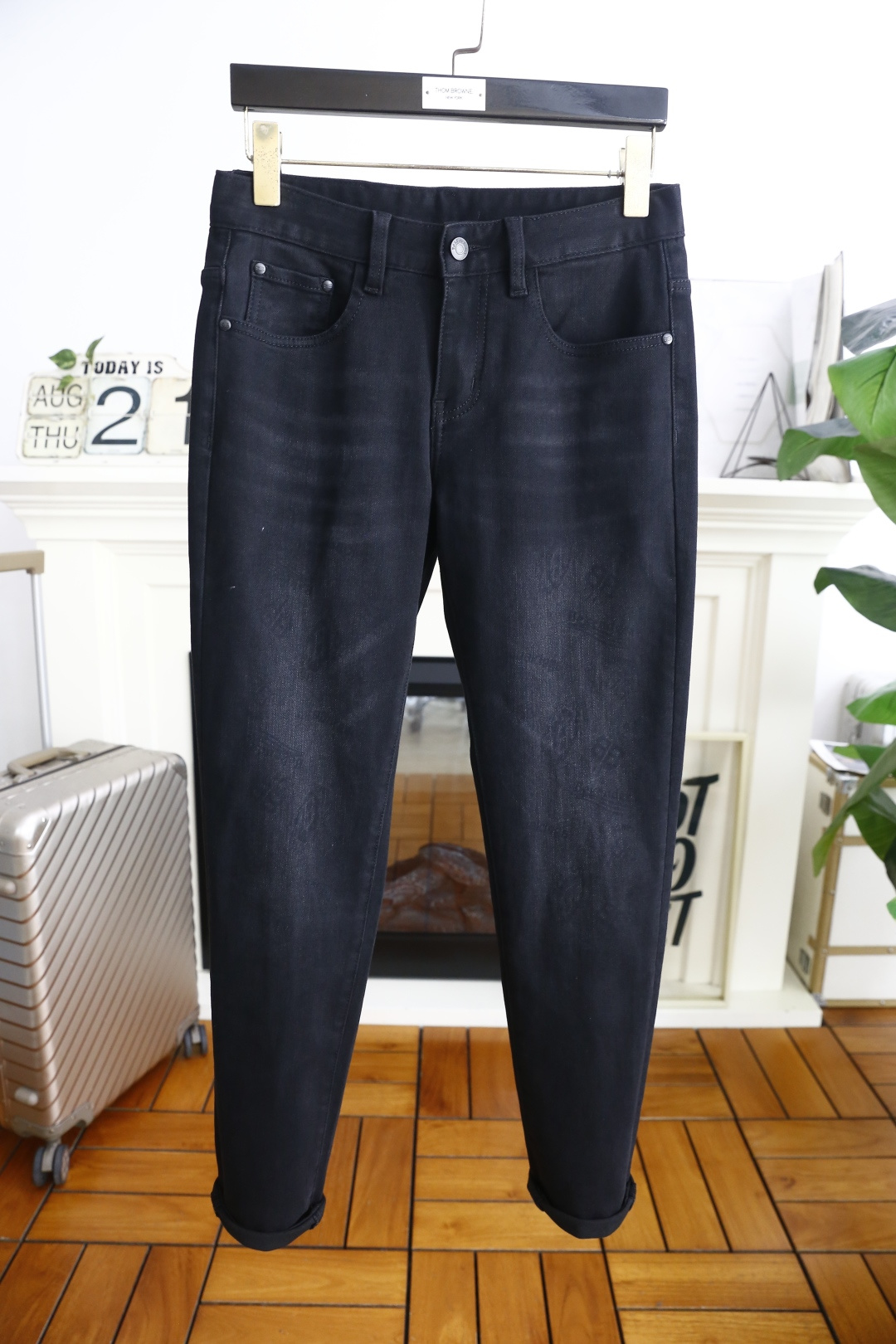 NO:517906,Balenciaga. 2025 early autumn new fashion men's dark versatile jeans are made of customer-supplied water-washed stretch jeans!  The luxury classic brand letter logo highlights the brand characteristics, and fashion trends have therefore become one of the biggest selling points and are extremely cost-effective. There is no confusion or trouble of color conflict. Such a rich high-end jeans are absolutely fashionable, casual and versatile!  A must-have for trendy men!  Counter sizes 29-40, 35/37!  Shipping the next day!  ,balenciaga,jeans,alexander wang19860909巴黎世家. 2025早秋新品时尚男士深色百搭牛仔裤采用客供水洗弹力牛仔裤！奢华经典品牌字母Logo标志彰显品牌特征,时尚潮流因此已成为最大卖点之一而性价比又极高,没有颜色冲突的困惑或困扰,这么一款丰富内练高端牛仔裤,绝对时尚休闲百搭款！潮男必备！专柜尺码29-40,有35/无37！隔天出货！,,balenciaga,jeans,alexander wang,Men's clothing