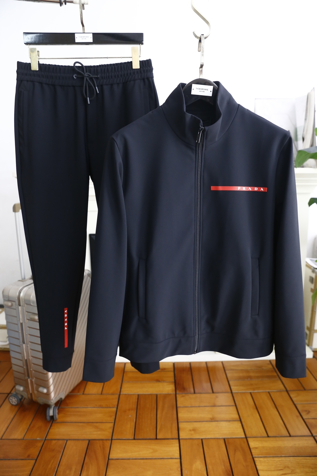 NO:517909,Pula*/Pr*da. 2025 autumn new fashion men's original single zipper set!  The luxurious classic stand collar design uses high-end comfortable and warm fabrics, high-quality heavy fabrics, soft and comfortable!  The touch is delicate and soft, the upper body is comfortable and breathable, the original luxury classic brand LOGO style, luxurious and atmospheric style, the dress is not picky, the workmanship is meticulous, there is no pressure to enter and exit the counter. It is definitely a good product worth everyone!  Counter size M-3XL, shipped the next day!  ,prada,alexander wang19860909普拉*/Pr*da. 2025秋季新款时尚男士原单拉链套装！奢华经典立领设计采用高档舒适保暖面料,高克重面料,具备柔软舒适！手感细腻柔软 上身舒适透气 奢华经典品牌原版LOGO大牌风范 奢华大气 百搭款式 穿着不挑人 ,做工精细一丝不苟 ,出入专柜无压力 绝对值得人手一件的好货！专柜尺码M-3XL,隔天出货！,,prada,alexander wang,Men's clothing