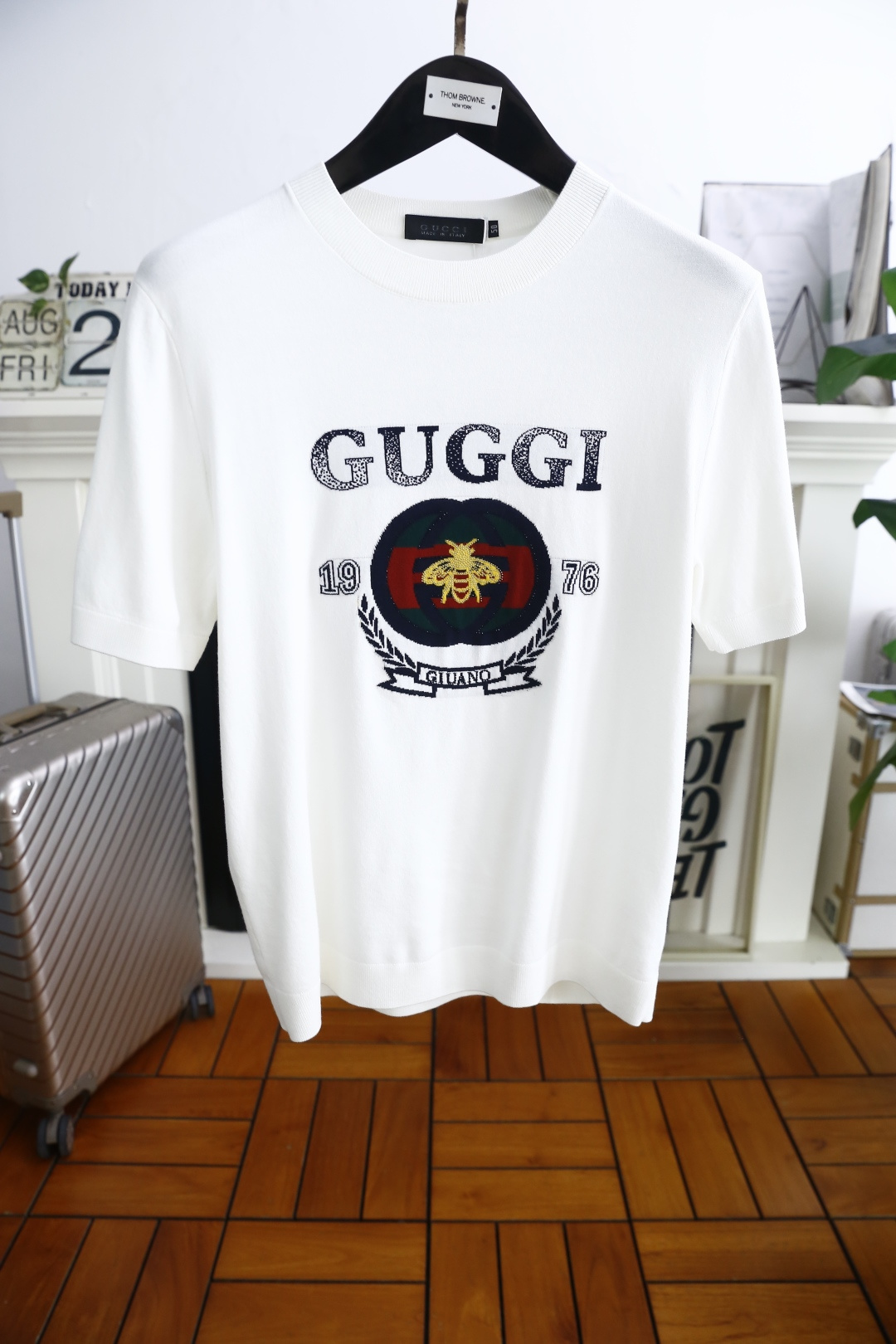 NO:517919,Gucci/Gu*ci. 2025 autumn new fashionable men's round neck short-sleeved sweater!  Luxurious classic custom LOGO design!  High-end custom versatile styles that anyone can easily control with. Use top-quality comfortable knitted fabrics!  It is very high-end and understandable. It must be purchased!  Soft, skin-friendly and breathable, and has a very crisp and drooping feeling. The upper body is fashionable and fashionable, and it is a must-have item for trendy men!  Counter size 48-56, shipped the next day!  ,gucci,T-shirt,alexander wang19860909古驰/Gu*ci. 2025秋季新款时尚男士圆领短袖针织衫！奢华经典定制LOGO设计！高级定制百搭款式 任何人都可以轻松驾驭 采用顶级舒适针织面料！非常显档次懂货的必须入！柔软亲肤透气 ,又有很好的挺括 垂感 上身时尚潮流色系,潮男必备单品！专柜尺码48-56,隔天出货！,,gucci,T-shirt,alexander wang,Men's clothing