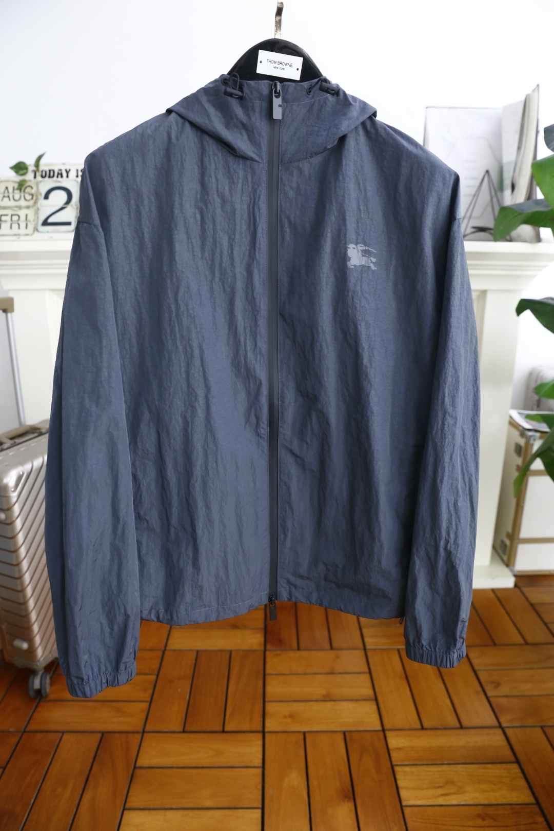 NO:517913,Burb*rry. 2025 autumn new fashion men's hooded jacket luxury brand classic original war horse logo design high-end customization. Anyone can drive easily. It uses imported high-end comfortable windproof fabrics, soft hand, comfortable and stylish luxury fashion craftsmanship styles, orders from foreign trade companies, produced by domestic first-tier OEM factories, customized high-density fabrics, luxurious classic designs, fashion essentials!  Complete three standards!  Highly recommended to purchase!  Counter size S-XL, shipped the next day!  ,burberry,burberry,jackets & coats,hats,alexander wang19860909巴宝丽/Burb*rry. 2025秋季新款时尚男士连帽夹克奢华品牌经典原版战马logo设计高级定制 任何人都可以轻松驾驶 采用进口高档舒适防风面料 手软舒适有型奢华时尚工艺款式,外贸公司订单,国内一线代工厂出品,订制高密度面料,奢华经典设计,时尚必备单品！三标齐全！强烈推荐购入！专柜尺码S-XL,隔天出货！,,burberry,burberry,jackets & coats,hats,alexander wang,Men's clothing