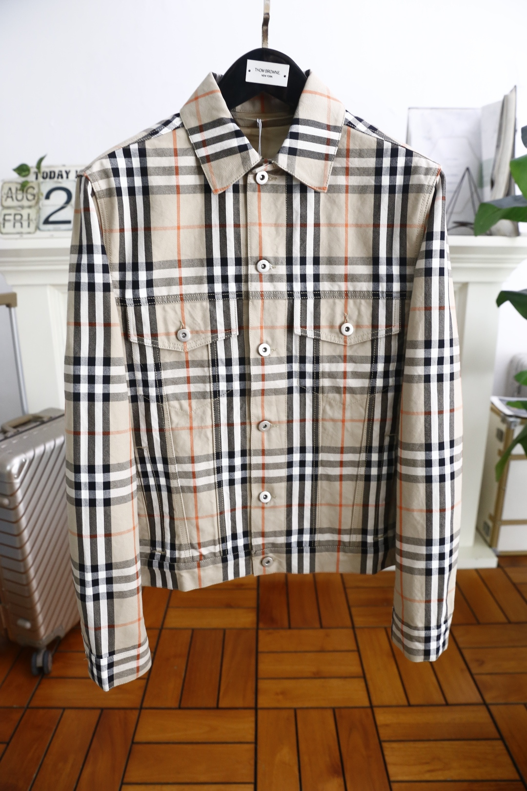 NO:517915,Burberry/Burbe*ry. 2025Bur fall new model!  The luxurious classic lapel plaid jacket is designed with perfect quality. It is a prestigious hit, high-end top-quality comfortable fabric, master-level tailoring, invincible texture, excellent skin-friendly and exquisite craftsmanship, smooth lines, perfect matching!  Easy to upgrade the sense of fashion, with high recognition, excellent upper body effect, extremely exquisite workmanship, neat and meticulous routes, and can be matched for business or daily leisure!  Complete three standards!  Counter Size S-XL, shipped the next day!  ,burberry,burberry,jackets & coats,alexander wang19860909巴宝丽/Burbe*ry. 2025Bur秋季新款！时尚经典翻领格纹夹克奢华经典品牌元素设计品相完美如斯,属于入柜级别,可预见性的爆款,高级顶级舒适面料,大师级剪裁,质感无敌,亲肤性极佳工艺精湛,线条流畅,完美搭配！轻松将时髦感进阶,有着高强辨识度,上身效果超赞,做工极为考究严谨,走线工整细致,商务抑或日常休闲均可搭配！三标齐全！专柜尺码 S-XL,隔天出货！,,burberry,burberry,jackets & coats,alexander wang,Men's clothing