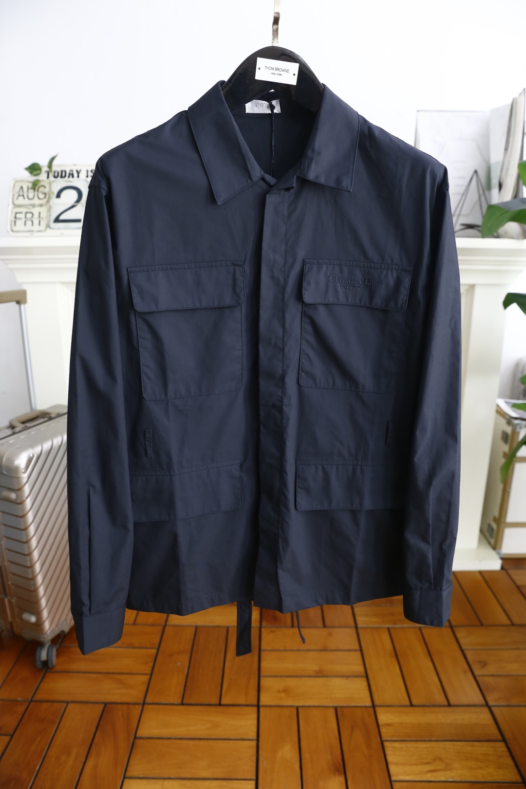 NO:517911,Dior/Christian D*or. 2025 autumn new product!  Fashionable men's lapel zipper jacket!  Comfortable and versatile!  A very popular item!  The original letter LOGO of the luxury classic brand is made of comfortable windproof fabric with high gram weight material. It has a very delicate texture, exquisite and exquisite detailing and exquisite auxiliary materials. All the accessories are provided by foreign merchants. It is a single item with extremely high shaping. The shape on the street is absolutely eye-catching, and it is an excellent equipment that can be selected from thousands of people!  Complete three standards!  Counter size S-XL, shipped the next day!  ,dior,jackets & coats,alexander wang19860909迪奥/Christian D*or. 2025秋季新品！时尚男士翻领拉链夹克！舒适百搭！人气极高的一款单品！奢华经典品牌原版字母LOGO搭配采用舒适防风面料高克重材质,质感非常细腻,细节工艺精湛考究,辅料皆为外商客供,塑造性极高的一款单品,出街造型绝对招眼吸睛,万里挑一的绝佳装备！三标齐全！专柜尺码S-XL,隔天出货！,,dior,jackets & coats,alexander wang,Men's clothing