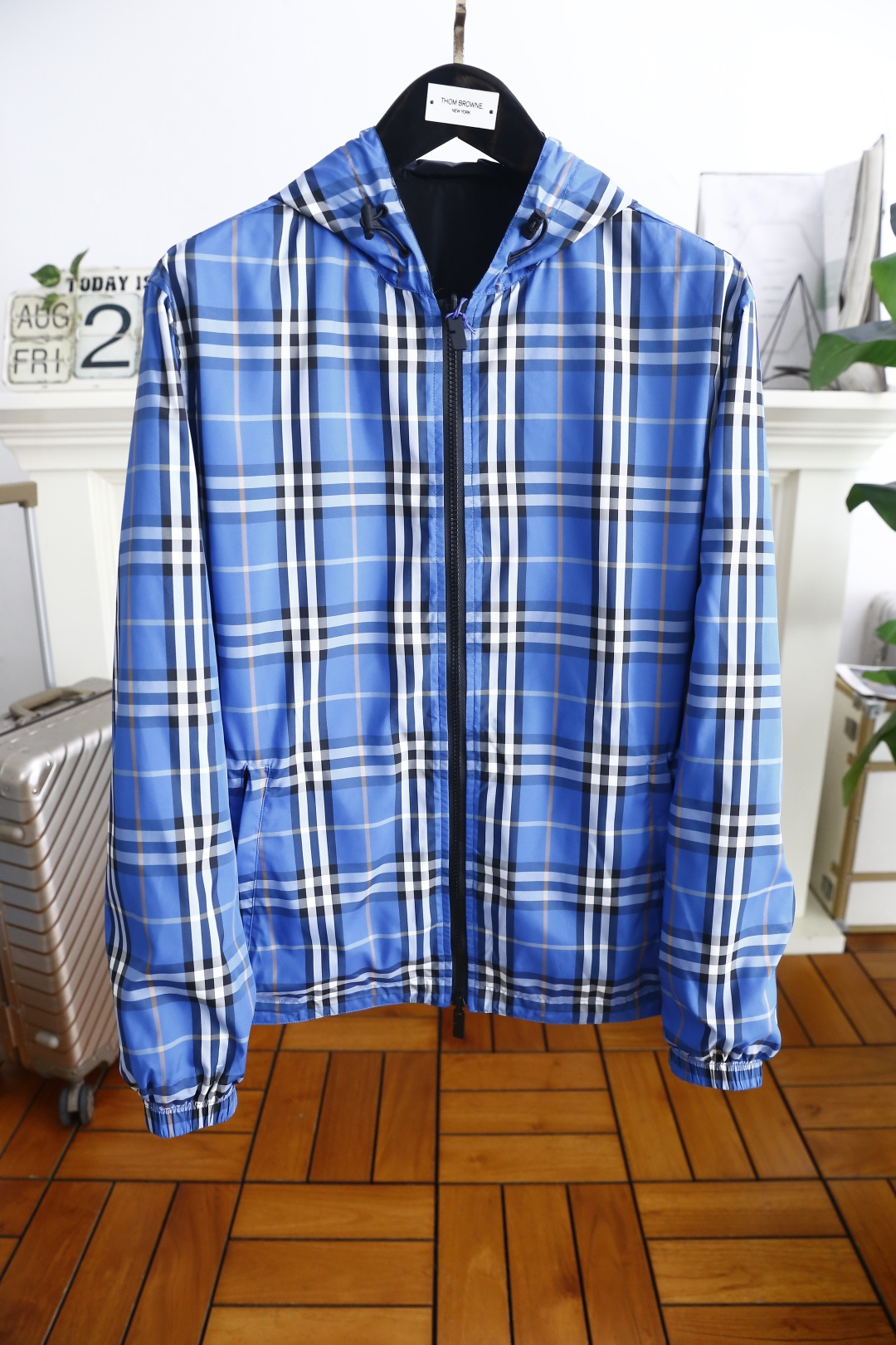 NO:520717,Buberr*/Burberr*. 2025 early autumn new top-level original single men's double-sided wearable jacket!  Fashionable hooded design top-quality private customized fabrics, classic plaid design styles, classic brand letter LOGO elements, comfortable upper body craftsmanship, excellent warmth, excellent upper body effect, fully reflecting the temperament and taste of a man, fashionable and elegant, and aristocratic background!  Simple and delicate design, perfect cutting, meticulous material, soft and comfortable feel, gorgeous colors, and atmospheric!  Counter size M-3XL, burberry, burberry, jackets & coats, hats, alexander wang19860909巴宝*/Burberr*. 2025早秋新品顶级原单男款双面可穿夹克！时尚连帽设计顶级私人订制面料,经典格子设计款 经典品牌字母LOGO元素,上身舒适工艺精致,保暖极佳,上身效果极佳 ,充分体现男人的气质与品位,时尚优雅,贵族底蕴！简洁细腻的设计,裁剪完美 用料一丝不苟 手感柔软舒适 华丽色彩 彰显大气！专柜尺码M-3XL,,burberry,burberry,jackets & coats,hats,alexander wang,Men's clothing