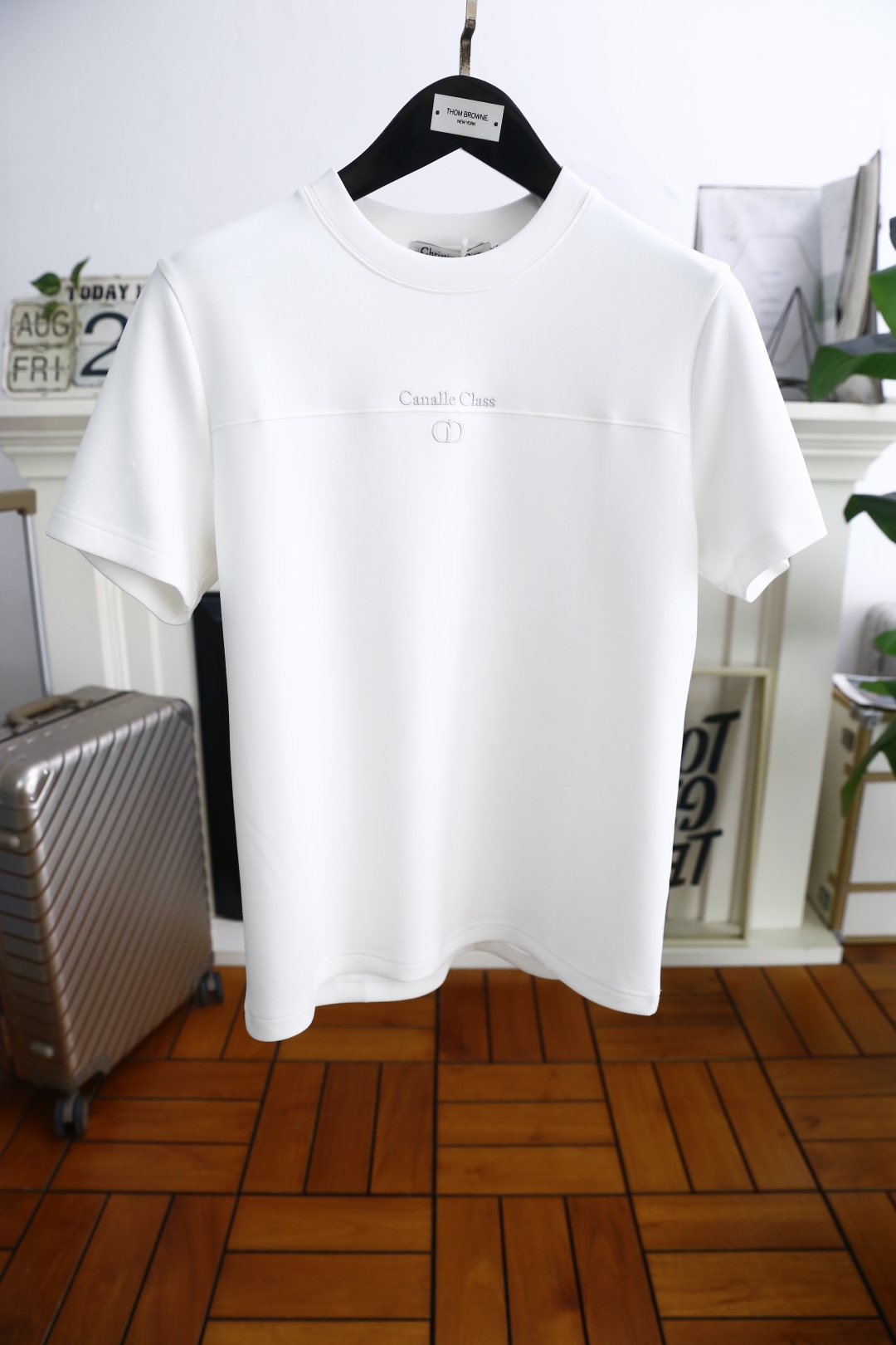 NO:517903,Dior. 2025 early autumn new product base short-sleeved men's versatile short-sleeved short-sleeved!  It is an indispensable versatile tool in the wardrobe with imported comfortable fabrics. It is a rare type on the market, soft and skin-friendly, luxurious and classic custom design. It has its own recognition. It represents identity, and is both internal and external. It combines warmth and comfort. It has excellent skin-friendliness. It has a good color combination and looks good, which perfectly interprets the urban masculine temperament!  !  Essential counter sizes for autumn and winter are 48-56, shipped the next day!  ,dior,T-shirt,alexander wang19860909迪奥. 2025早秋新品打底短袖男士百搭款短袖！采用进口舒适面料衣橱里不可或缺的百搭利器,市面罕见类型,柔软亲肤,奢华经典定制设计 自带辨识度 标榜身份,内外兼修 集保暖与舒适于一身,亲肤感极佳,配色日常又好看,完美诠释都市型男气质！！秋冬必备专柜尺码48-56,隔天出货！,,dior,T-shirt,alexander wang,Men's clothing