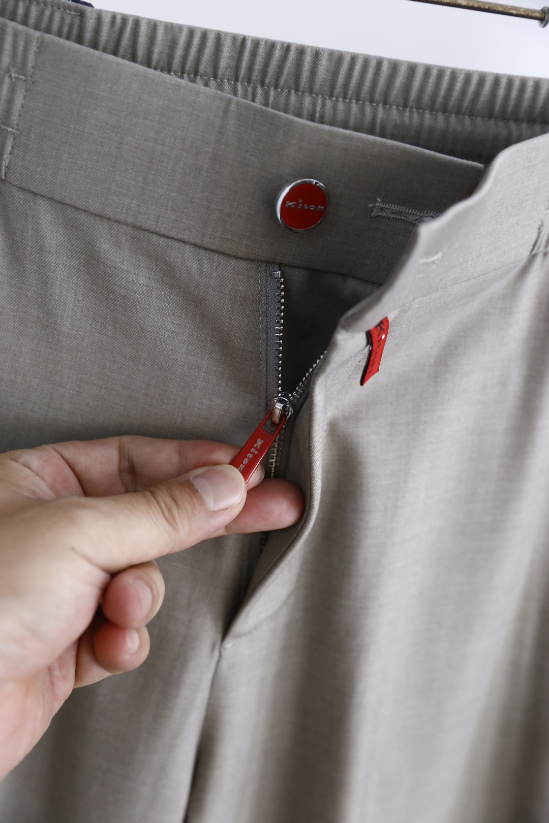 🔥kiton.25夏季时尚男士薄款休闲西裤！采用进口舒适透气面料，奢华经典品牌字母LOGO设计 松紧腰搭