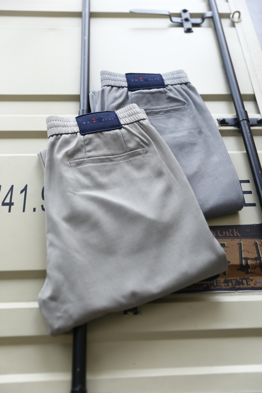 🔥kiton.25夏季时尚男士薄款休闲西裤！采用进口舒适透气面料，奢华经典品牌字母LOGO设计 松紧腰搭