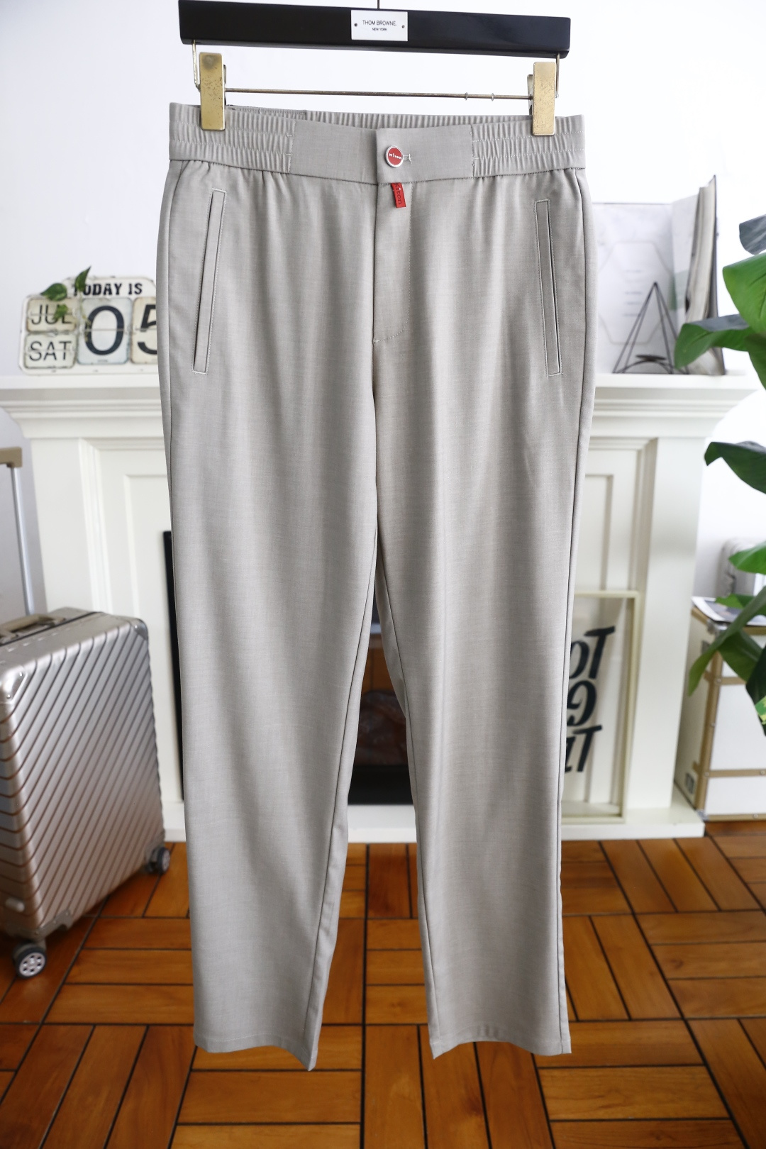 NO:517904,Kiton. 25 summer fashion men's thin casual trousers!  It uses imported comfortable and breathable fabrics, luxurious and classic brand letter LOGO design, elastic waist paired with the upper body and comfortable!  Casual and versatile style with no restraint!  The same product for overseas European counters, the upper body is fashionable and sporty, very low-key and luxurious!  The stitching of the turner is delicate and strong!  Perfect three-dimensional tailoring, highly recommend buying the product!  Counter size S-2XL, shipped the next day!  ,alexander wang19860909kiton. 25夏季时尚男士薄款休闲西裤！采用进口舒适透气面料,奢华经典品牌字母LOGO设计 松紧腰搭配上身随意舒服！休闲小脚百搭款无束缚感！海外欧洲专柜同品,上身时尚运动显时尚,很低调且不失奢华品味！车工缝线细致而强悍！完美立体剪裁,强烈推荐购入货色！专柜尺码S-2XL,隔天出货！,,alexander wang,Men's clothing