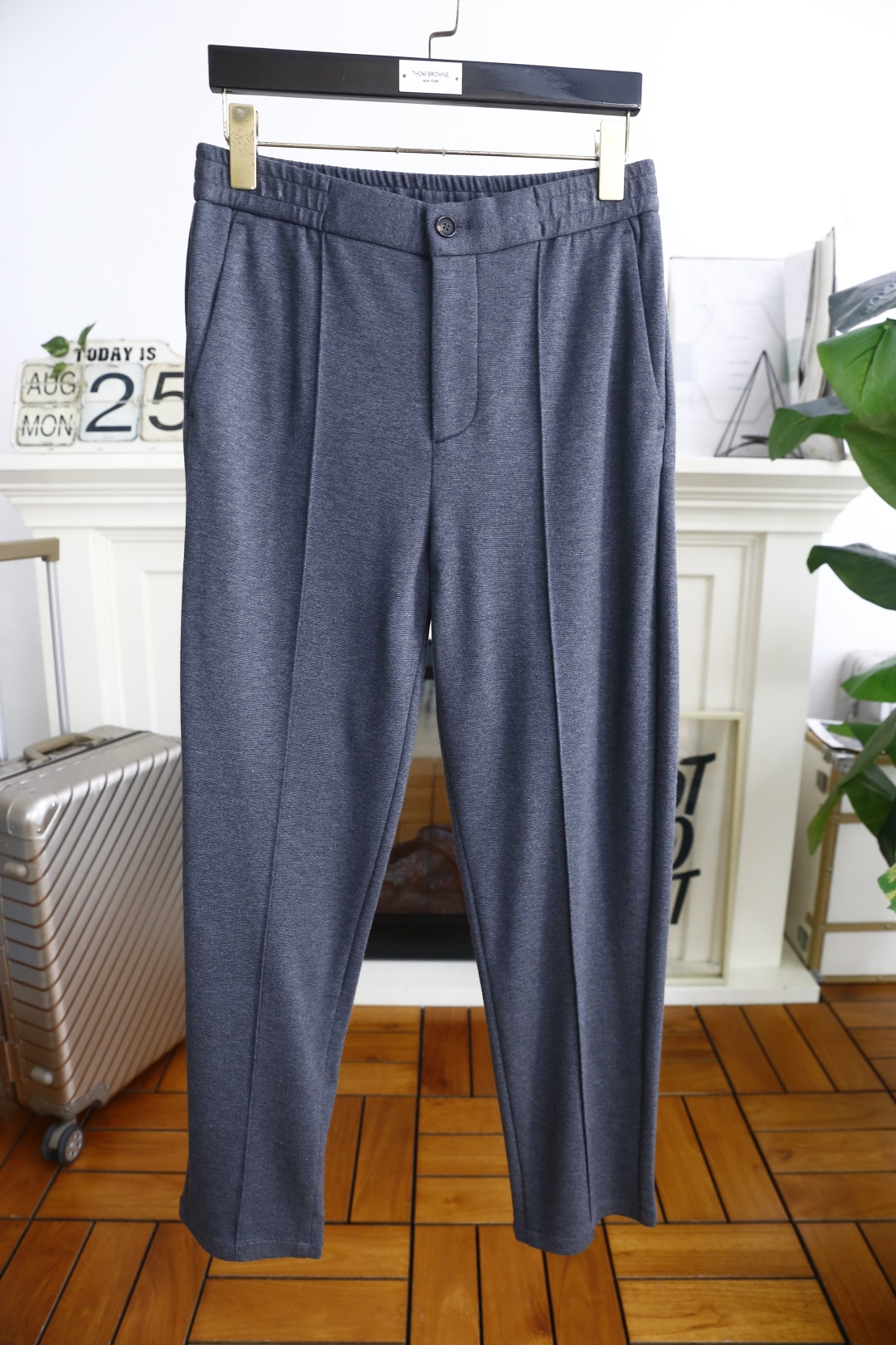 NO:519942,Jeni*/Ze*na. 25 autumn fashion new product men's casual trousers!  It uses top-quality Tensil wool fabric, classic element design, and the upper body is casual and comfortable!  Elastic waist paired with no restraint!  The same product for overseas European counters, the upper body is fashionable and sporty, very low-key and luxurious!  The stitching of the turner is delicate and strong!  Perfect three-dimensional tailoring, highly recommend buying the product!  Counter size: 48-58, shipped the next day!  ,zegna,alexander wang19860909杰尼*/Ze*na. 25秋季时尚新品男士休闲西裤！采用顶级天丝羊毛面料,经典元素设计 上身随意舒服！松紧腰搭配无束缚感！海外欧洲专柜同品,上身时尚运动显时尚,很低调且不失奢华品味！车工缝线细致而强悍！完美立体剪裁,强烈推荐购入货色！专柜尺码:48-58,隔天出货！,,zegna,alexander wang,Men's clothing