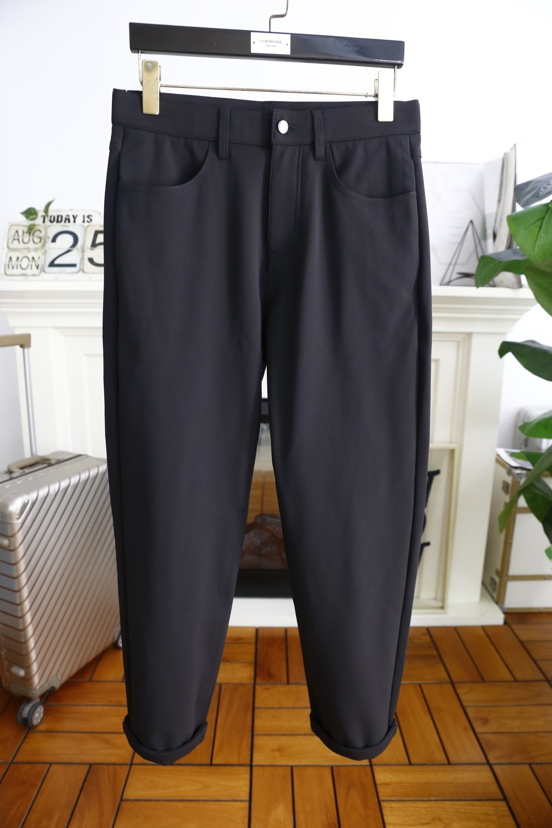 NO:519943,Jeni*/Ze*na. 2025 autumn new fashion men's casual trousers!  Luxurious classic clean version design!  It greatly improves matching. Combined style. The two-sided pocket design is made of Japanese Toray elastic cotton fabric. It is made of customer-supplied blended material. It is skin-friendly, soft and breathable, and has a good feeling of wearing. The full-quality hardware and accessories are ordered, and it is a must-have item in autumn!  Counter size 30-40, 35/no 37-39!  Shipping the next day!  ,zegna,alexander wang19860909杰尼*/Ze*na. 2025秋季新款时尚男士休闲西裤！奢华经典净版设计！大大提升了搭配性 合体的版型 两侧插袋设计 采用日本东丽弹力棉面料 客供混纺的材质 亲肤柔软透气,有着很好的穿着体感 五金辅料全品相订单,秋季必备单品！专柜尺码30-40,有35/无37-39！隔天出货！,,zegna,alexander wang,Men's clothing