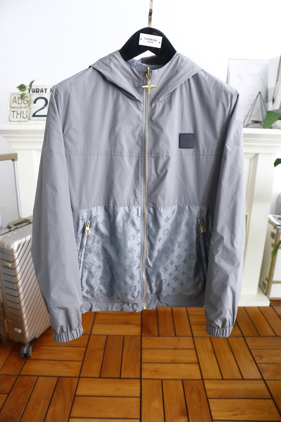 NO:519967,Louis Viet*/LV. 2025 autumn new product top-grade original single men's double-sided wearable jacket!  Fashionable hooded design top-level private customized fabrics with classic brand LOGO elements!  The upper body is comfortable and exquisite in craftsmanship, excellent warmth, and excellent effect on the upper body, fully reflecting the man's temperament and taste, fashionable and elegant, and aristocratic background!  Simple and delicate design, perfect cutting, meticulous material, soft and comfortable feel, gorgeous colors, and atmospheric!  Counter size M-4XL, shipped the next day!  ,,louis vuitton,louis vuitton,jackets & coats,hats,alexander wang19860909路易威*/LV. 2025秋季新品顶级原单男款双面可穿夹克！时尚连帽设计顶级私人订制面料经典品牌LOGO元素搭配！上身舒适工艺精致,保暖极佳,上身效果极佳 ,充分体现男人的气质与品位,时尚优雅,贵族底蕴！简洁细腻的设计,裁剪完美 用料一丝不苟 手感柔软舒适 华丽色彩 彰显大气！专柜尺码M-4XL,隔天出货！,,louis vuitton,louis vuitton,jackets & coats,hats,alexander wang,Men's clothing